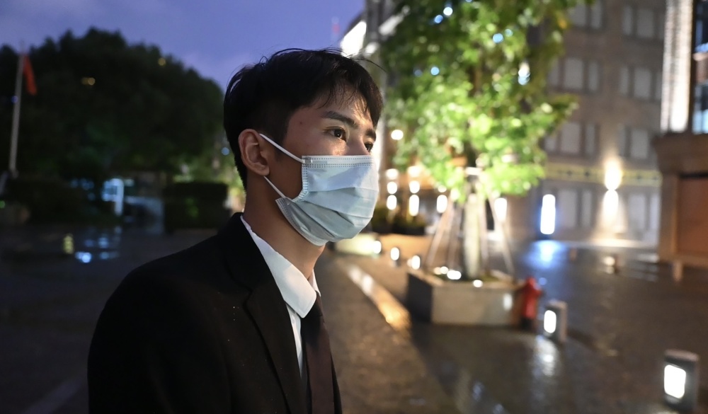 上海“领带小哥”飞身跳桥救人:当时没想太多,不到10分钟继续上班