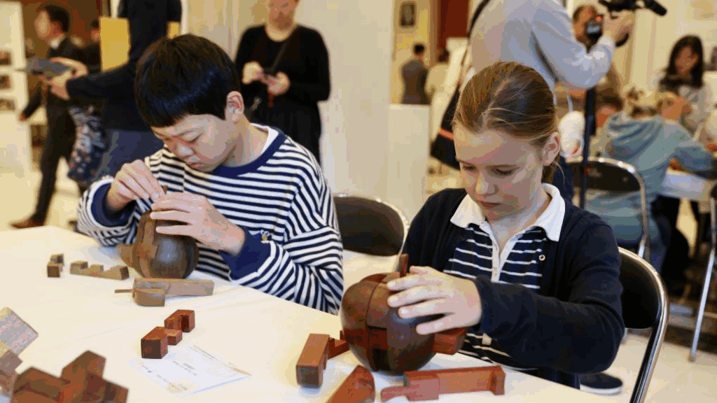 中国使馆开放日向比利时民众展示中国文化遗产