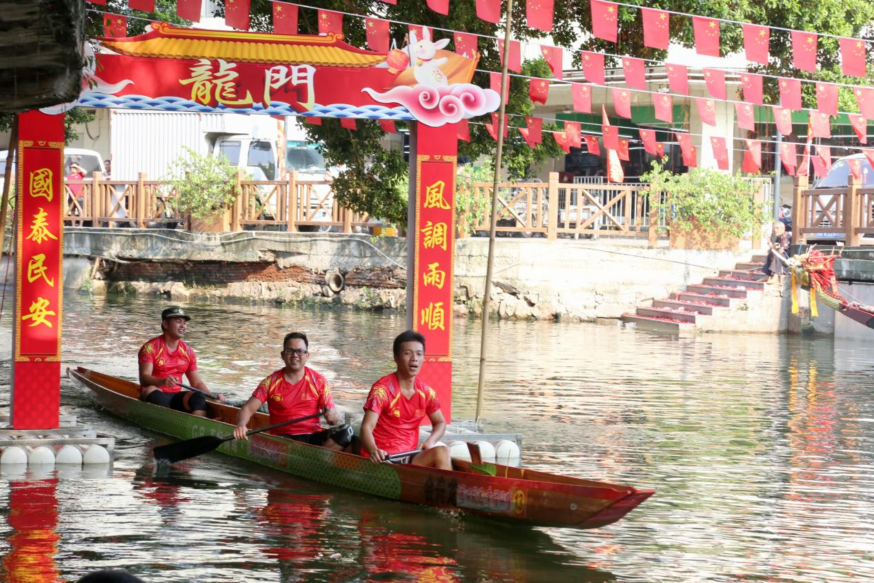 顺德仙塘村“贺中秋·迎国庆”三人龙舟赛,激情澎湃,共庆佳节