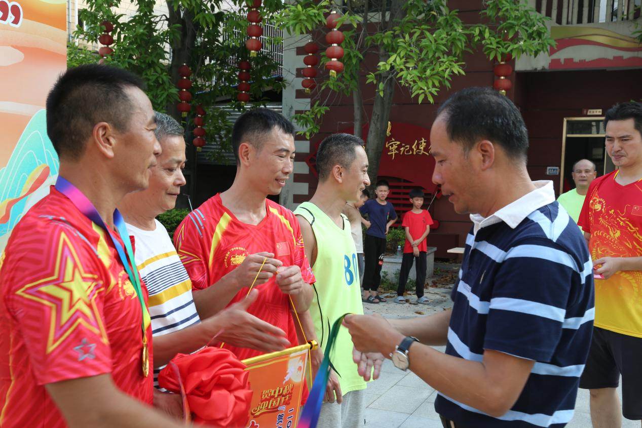 顺德仙塘村“贺中秋·迎国庆”三人龙舟赛,激情澎湃,共庆佳节