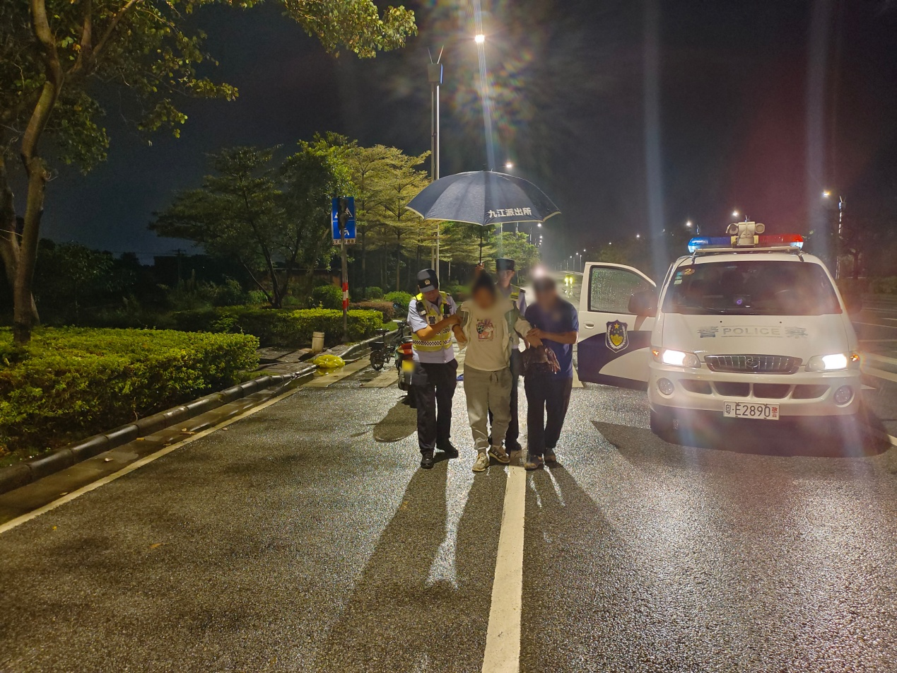 佛山南海:警辅人员雨夜撑伞暖民心,为伤者遮风挡雨