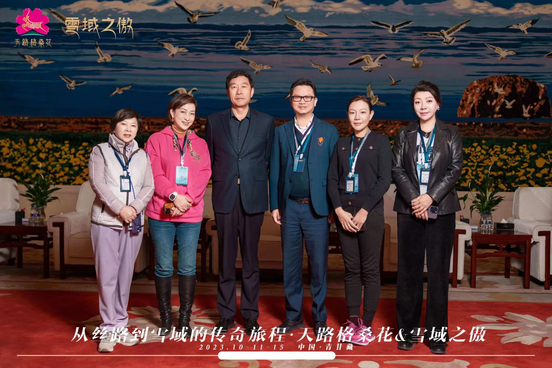 全港各區工商聯走進大西北 會長楊凱山率隊出席天路格桑花·雪域之傲號首班旅遊專列發車儀式