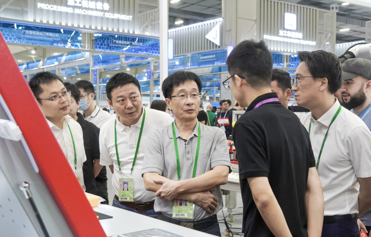广东江门:广交会上“江海智造”亮相 展示中国制造实力