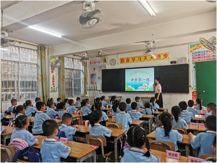 【新会宁明粤桂协作】赵金花老师与五年前的学生重逢　新会-宁明教育协作再谱新篇章