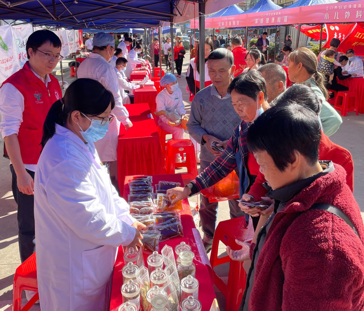 江门市医疗专家团队开展“百千万工程”送医下乡活动，服务超3000人次
