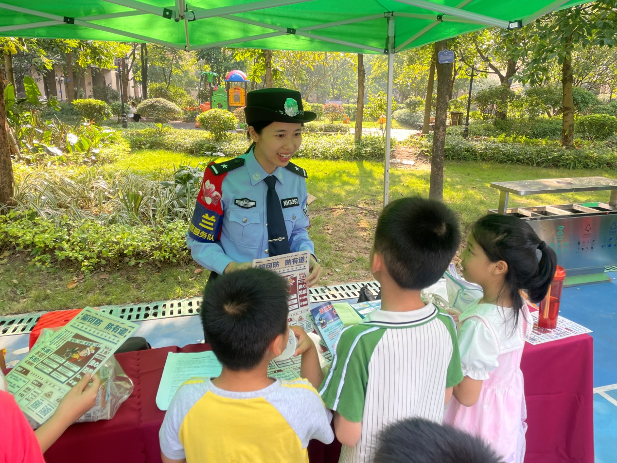 佛山南海“木兰”女警反诈宣传进小区 护航“双十一”网购平安