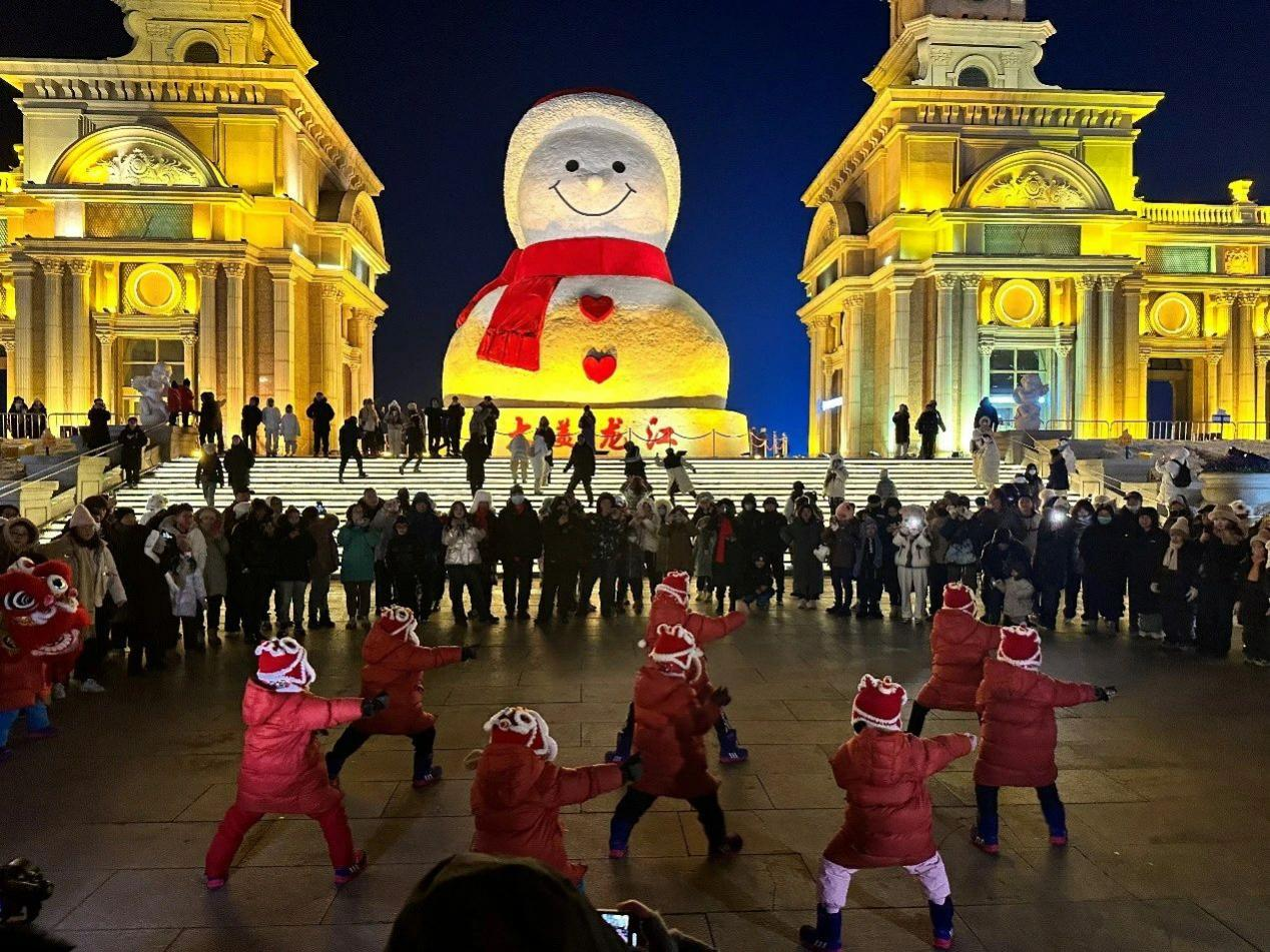 江门“小醒狮”在哈尔滨耍拳舞狮!新会“蔡李佛萌娃”隔空呐喊助威!