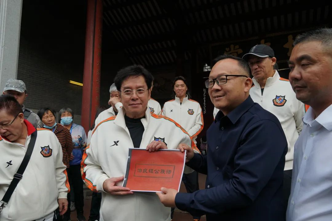 谭咏麟回江门新会寻根问祖