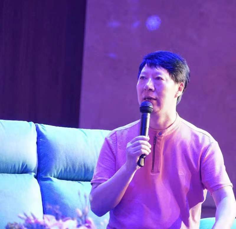 《牵着妈妈的手》作词：谭 波  作曲：赵 鲜  演唱：泽旺多吉