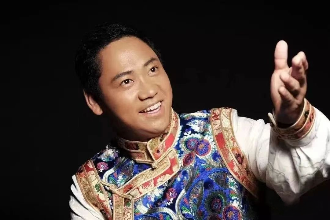 《牵着妈妈的手》作词：谭 波  作曲：赵 鲜  演唱：泽旺多吉