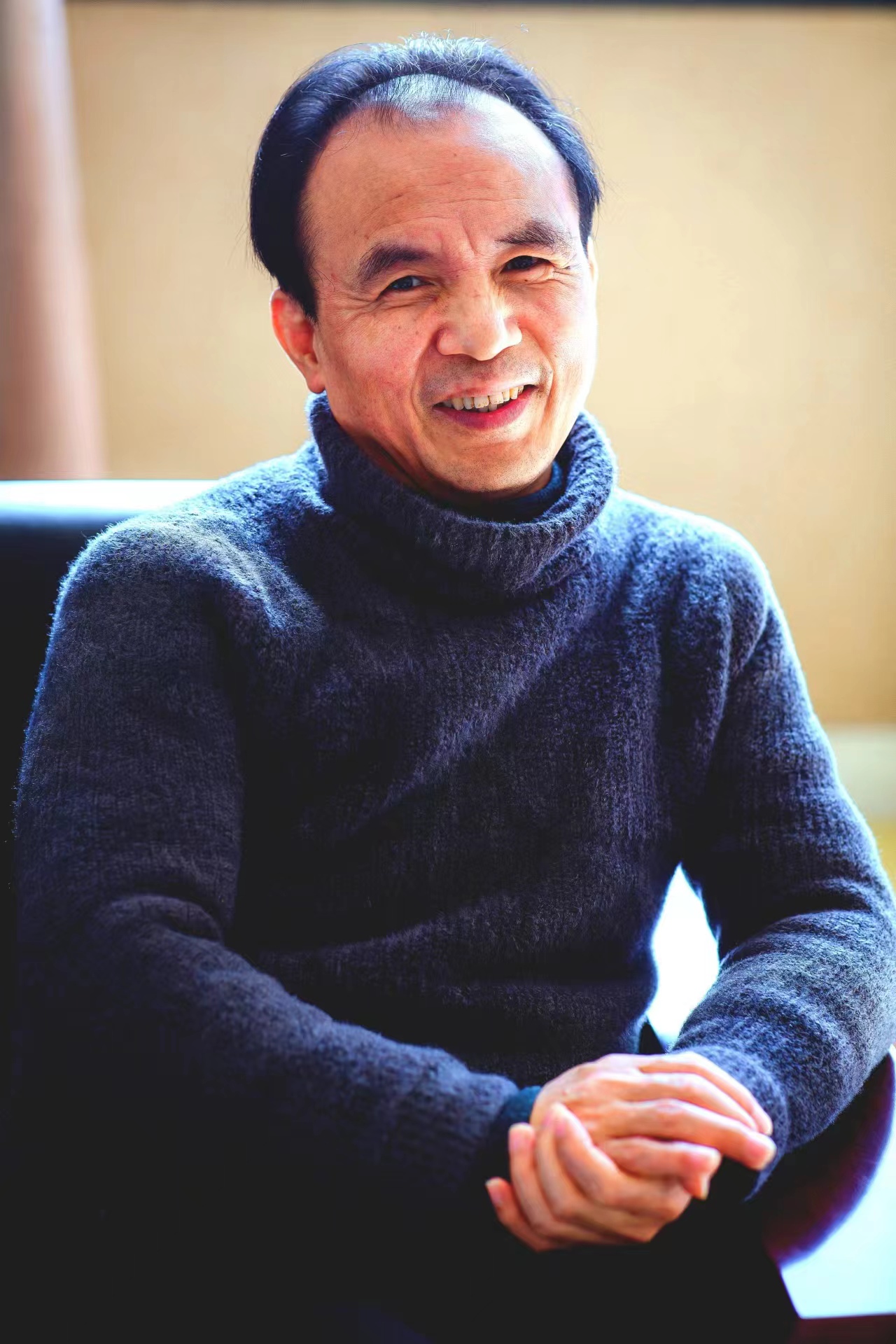 《牵着妈妈的手》作词：谭 波  作曲：赵 鲜  演唱：泽旺多吉