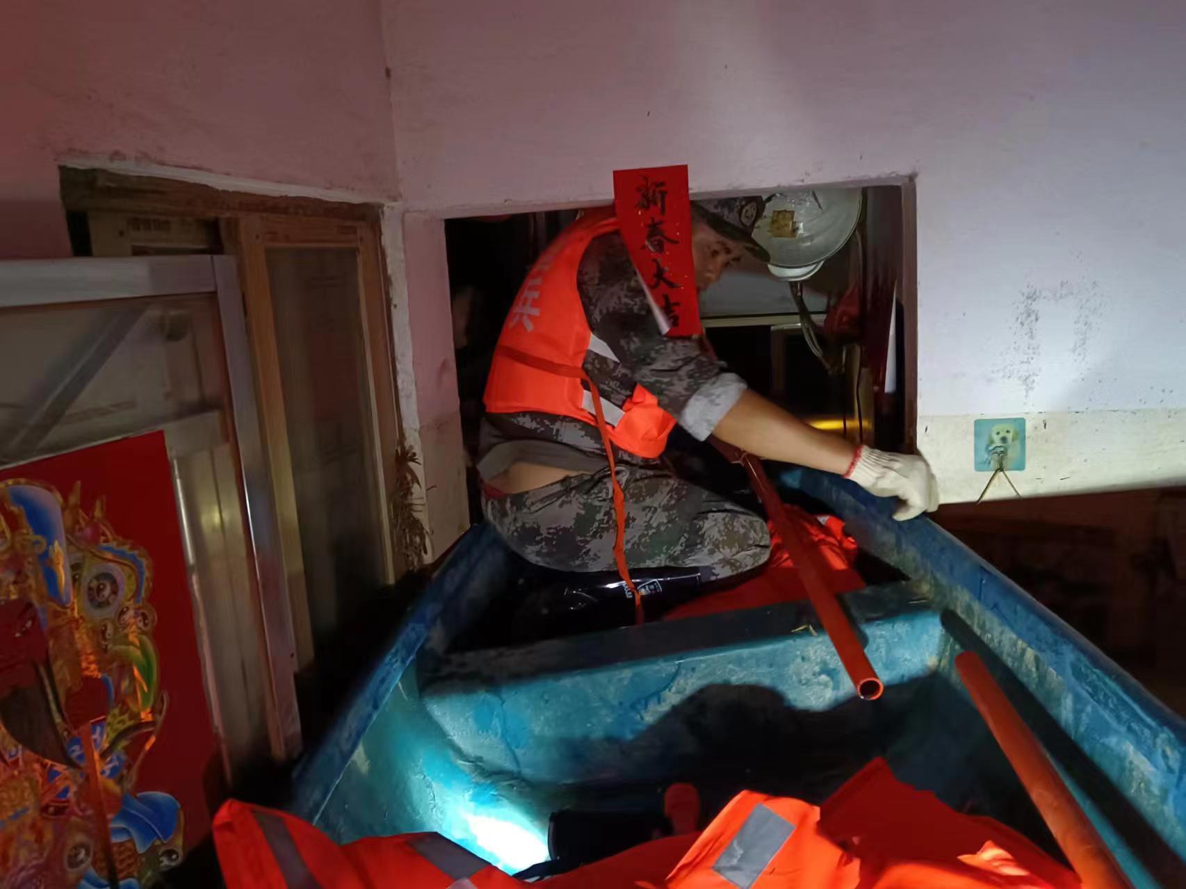 封开民兵与“雨”同行守护群众财产安全