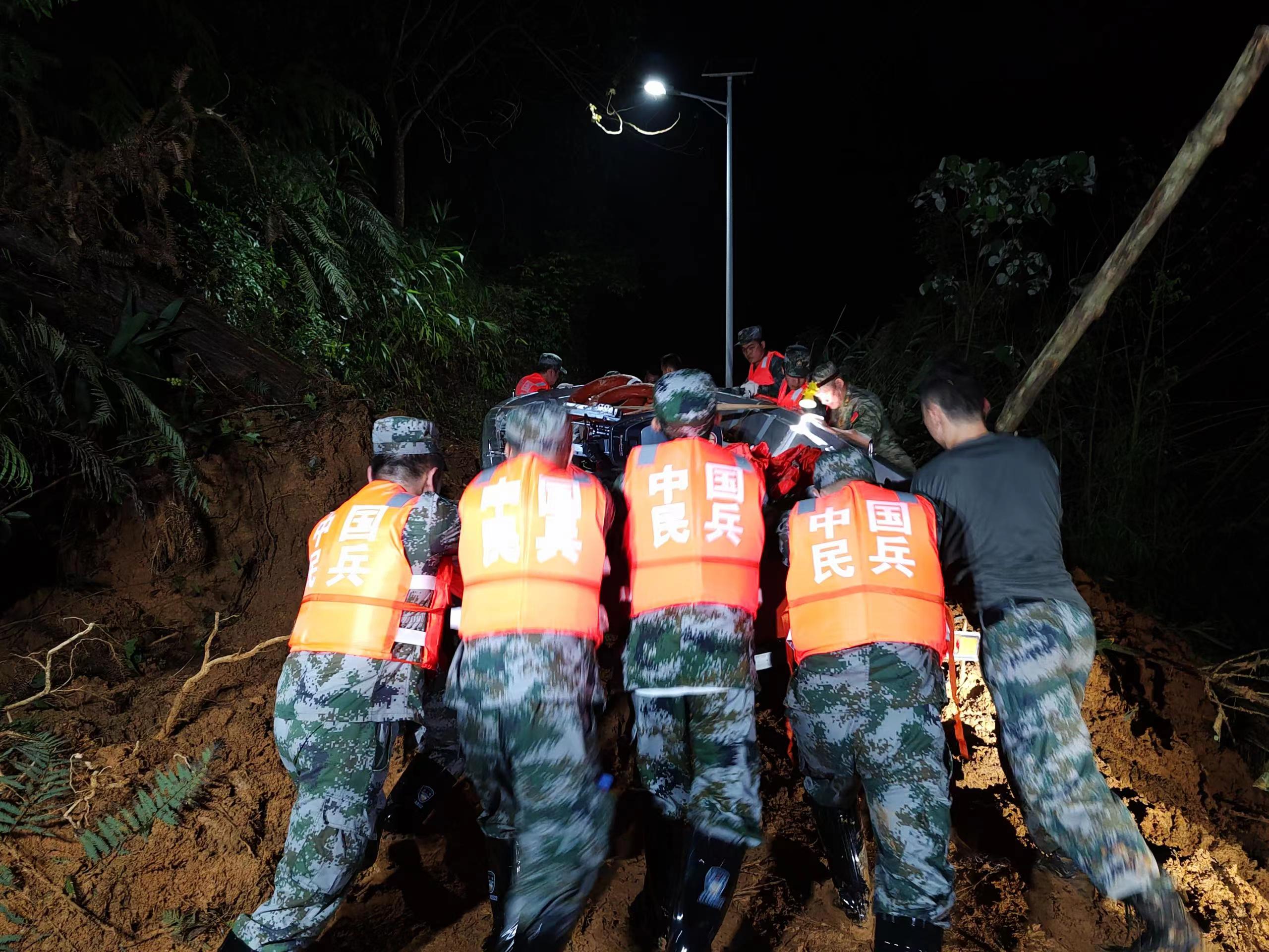 封开民兵与“雨”同行守护群众财产安全