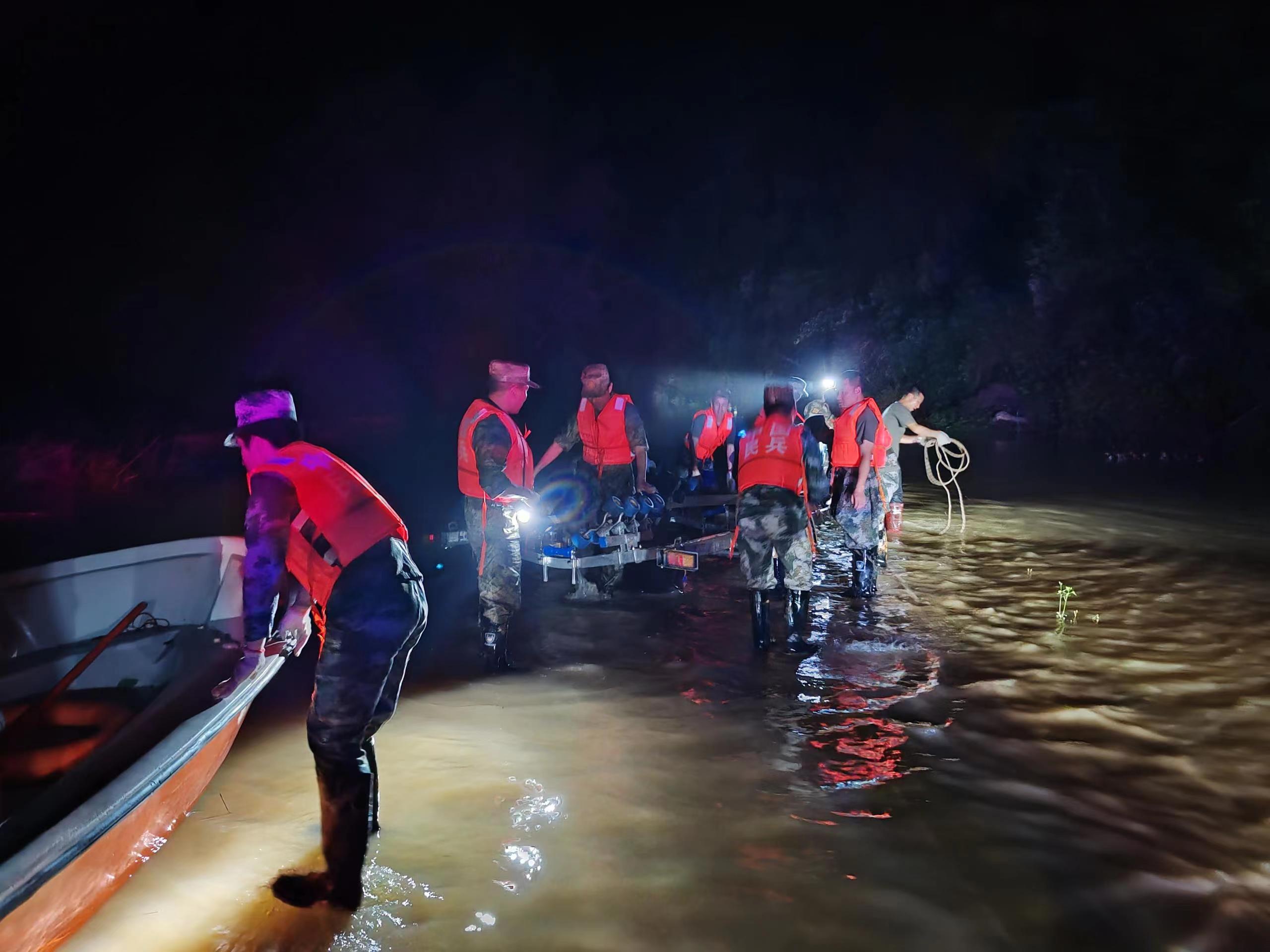 封开民兵与“雨”同行守护群众财产安全