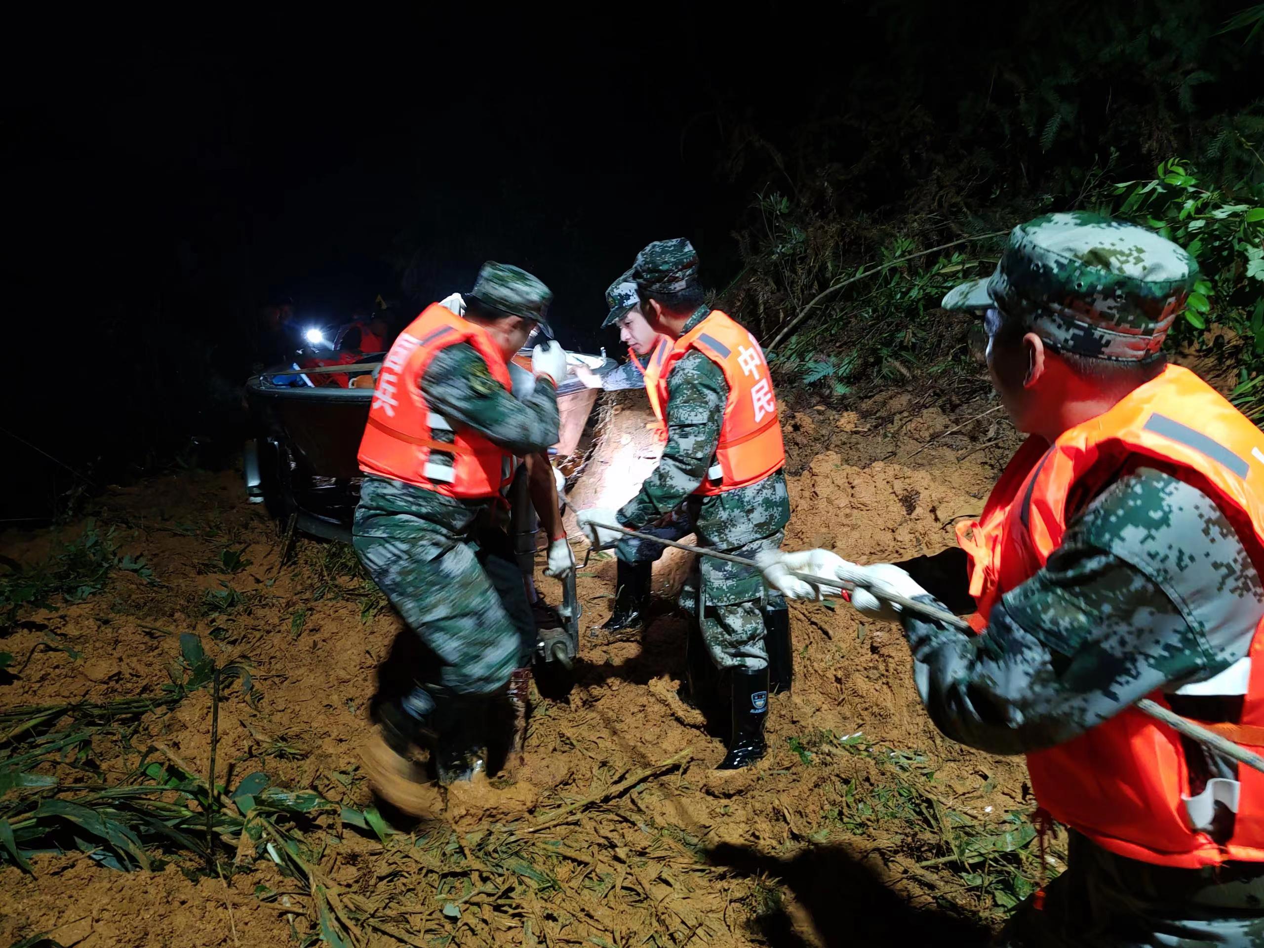 封开民兵与“雨”同行守护群众财产安全