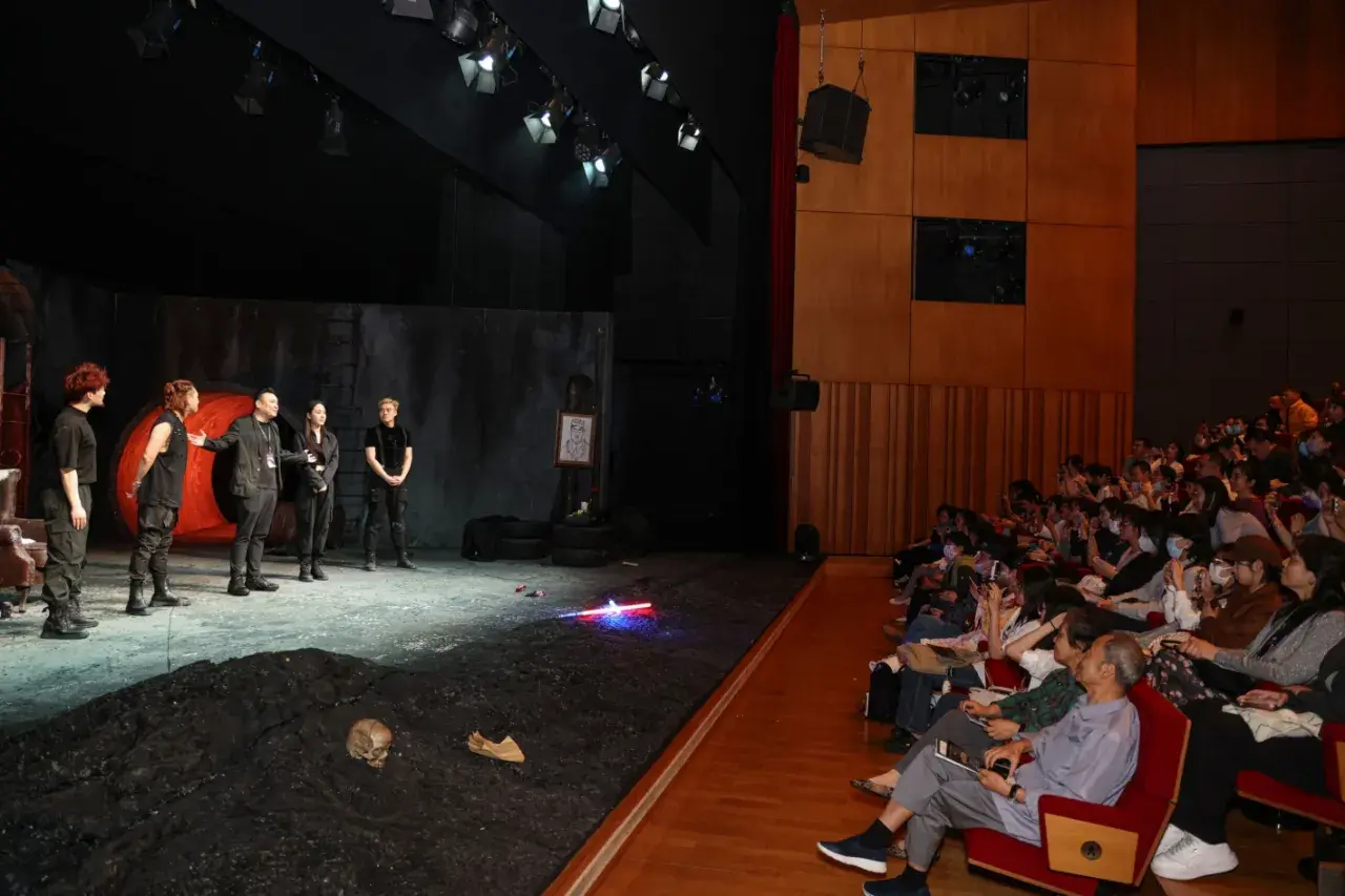 創新演繹經典 詮釋青春張力北京人藝話劇《哈姆雷特》亮相澳門