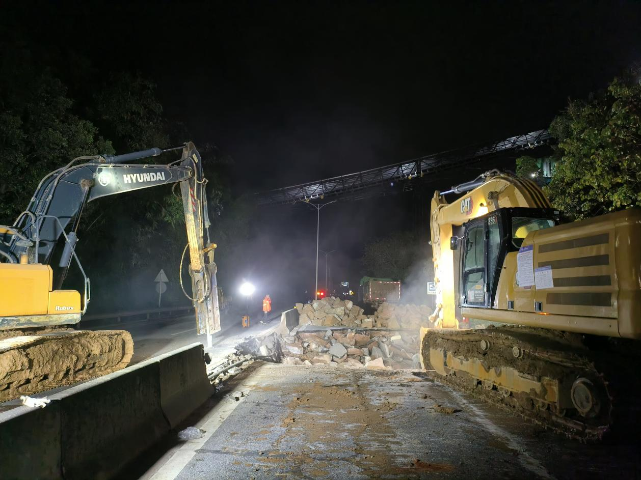 央企与“雨”同行支援长岗道路抢修确保畅通