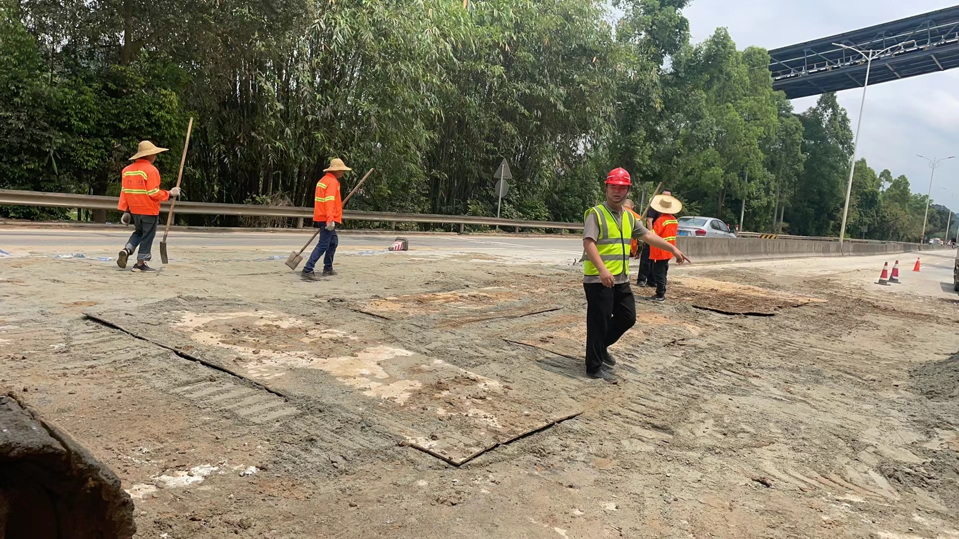 央企与“雨”同行支援长岗道路抢修确保畅通