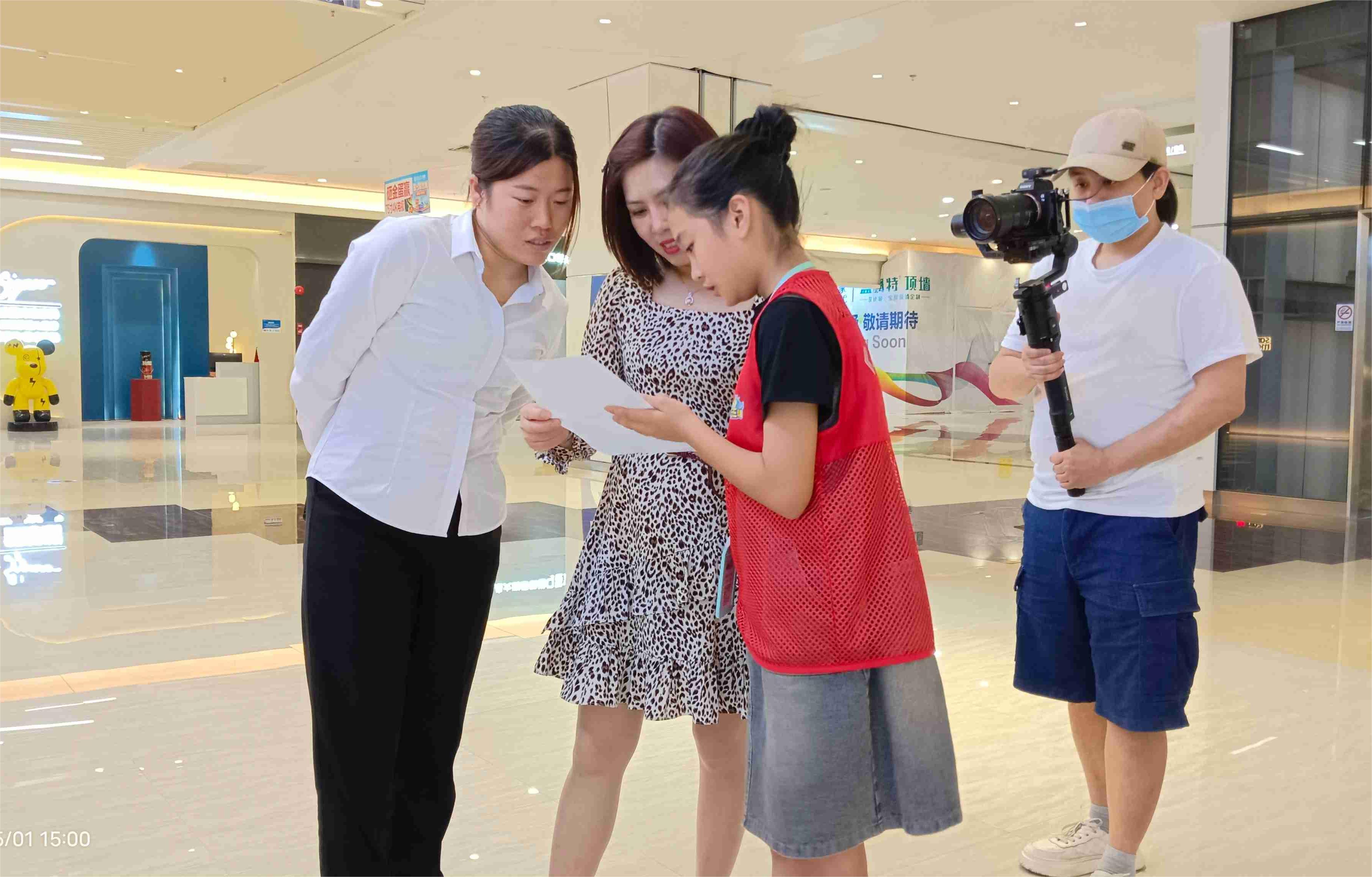 《新闻小主播》的孩子们用自己的方式度过一个有意义的五一劳动节