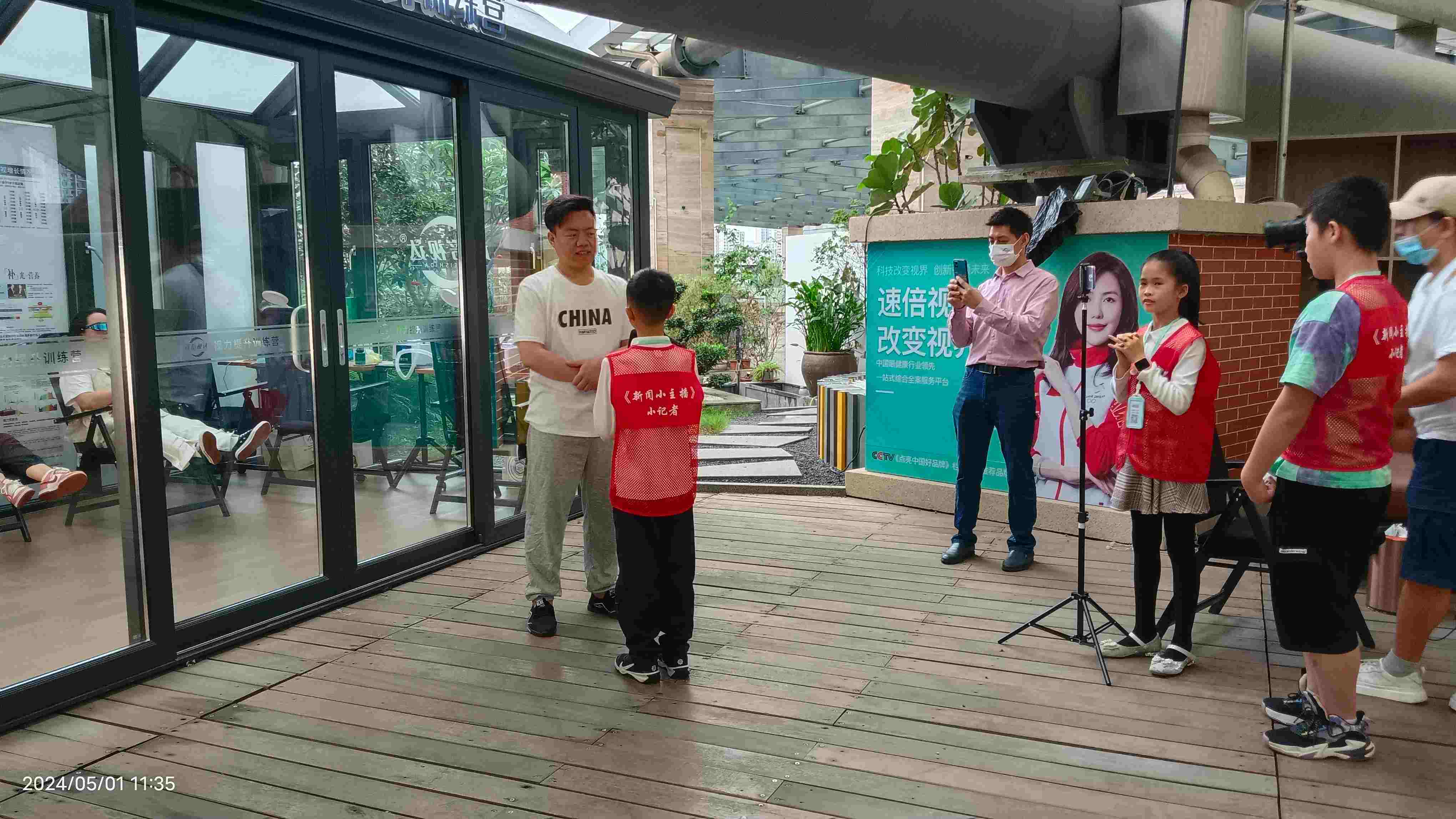 《新闻小主播》的孩子们用自己的方式度过一个有意义的五一劳动节