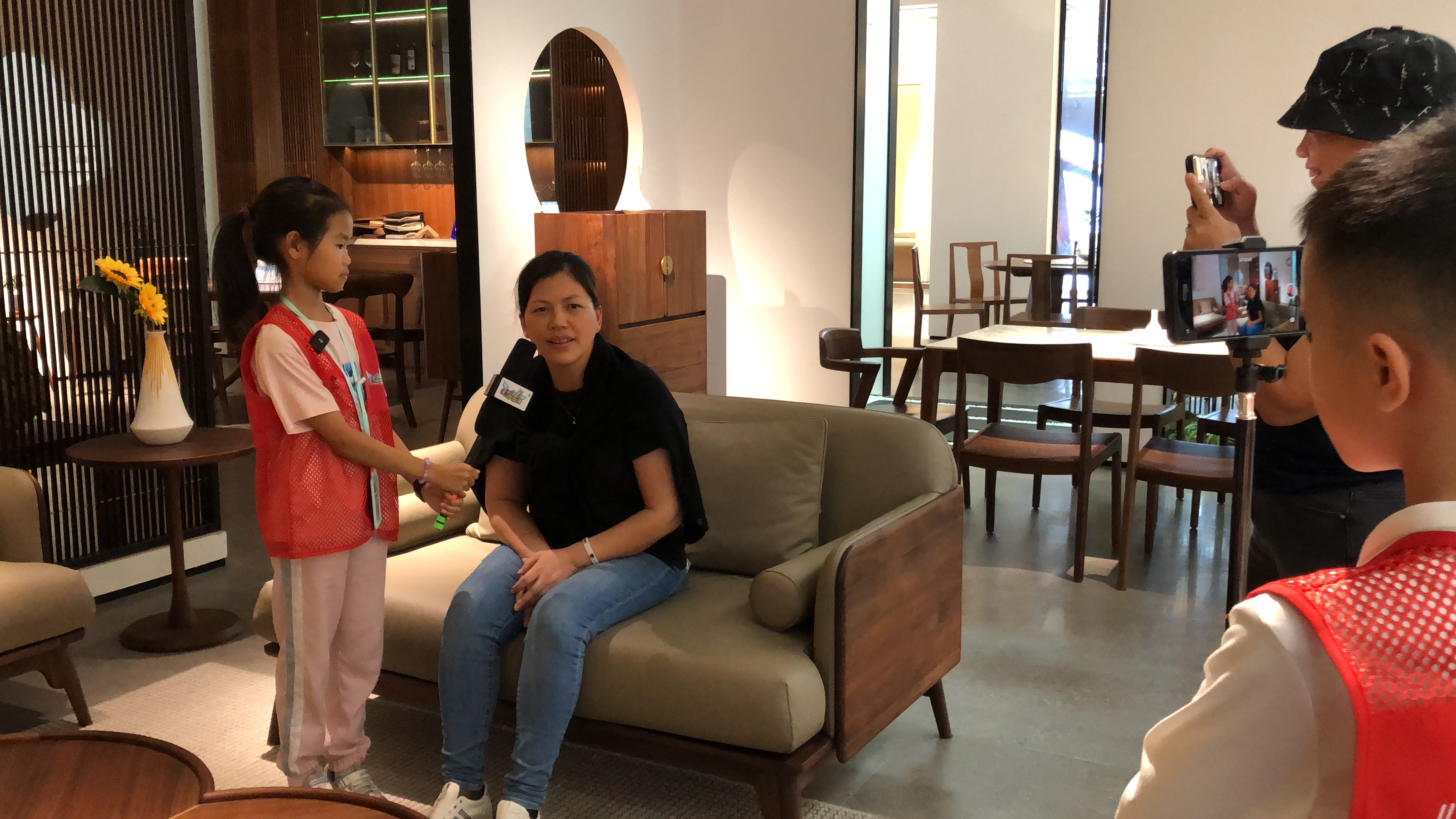 《新闻小主播》的孩子们用自己的方式度过一个有意义的五一劳动节