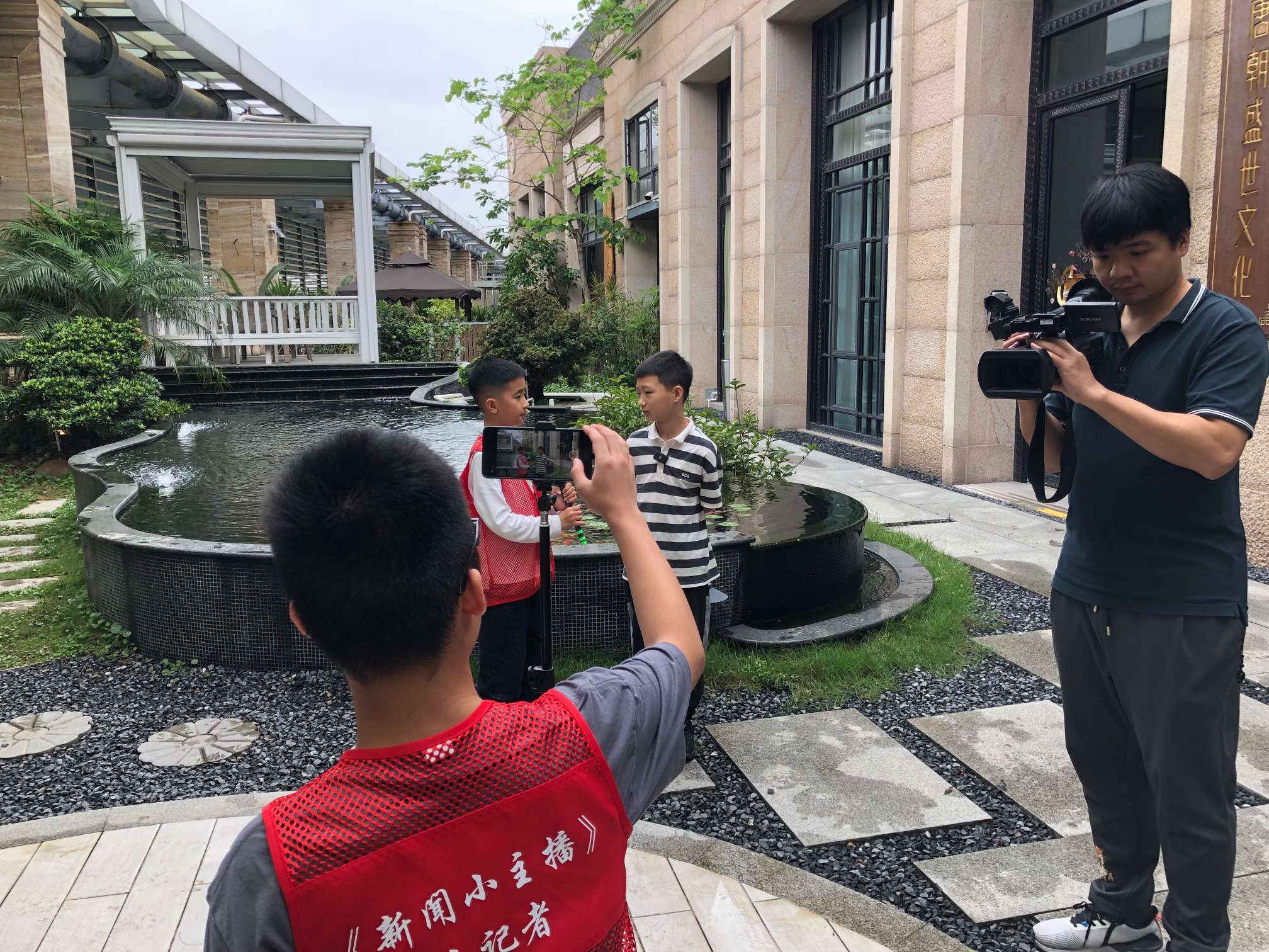 《新闻小主播》的孩子们用自己的方式度过一个有意义的五一劳动节