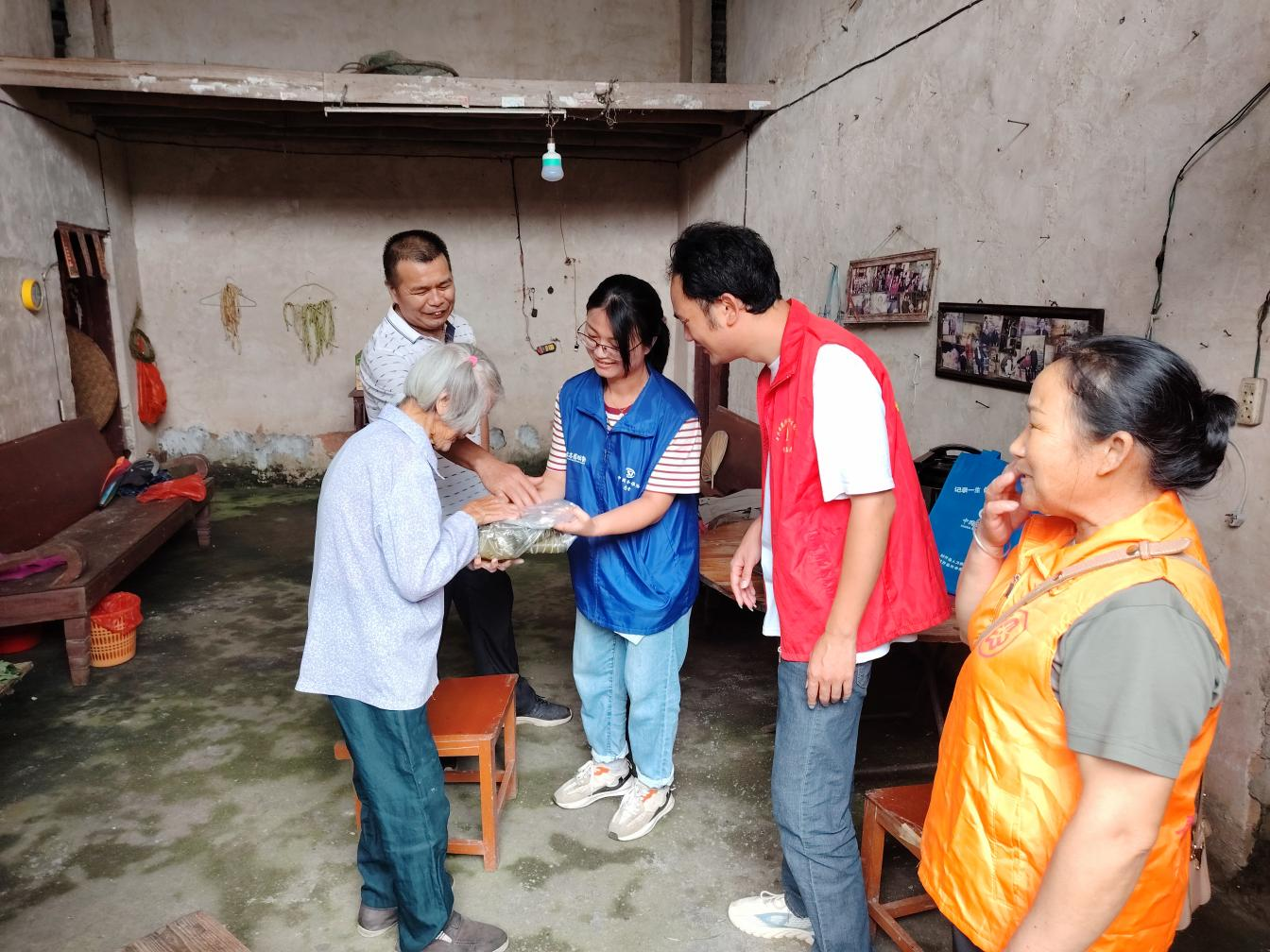 杏花“爱心粽”共建邻里情