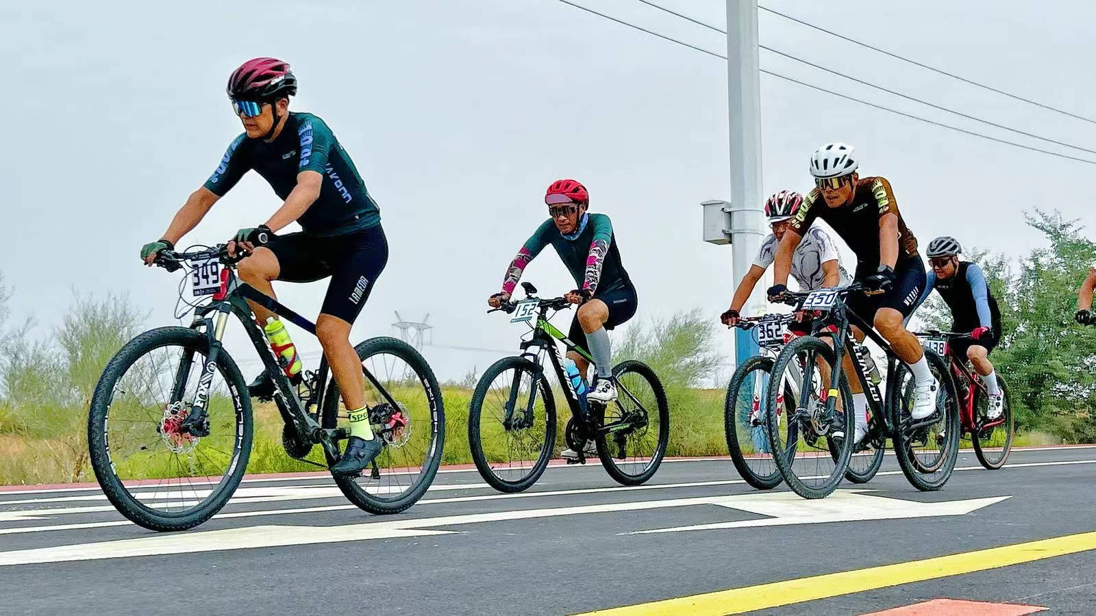 甘肃省第四届自行车业余联赛古浪分站赛暨“丝路要塞•红色古浪” 环八步沙自行车赛激情开赛