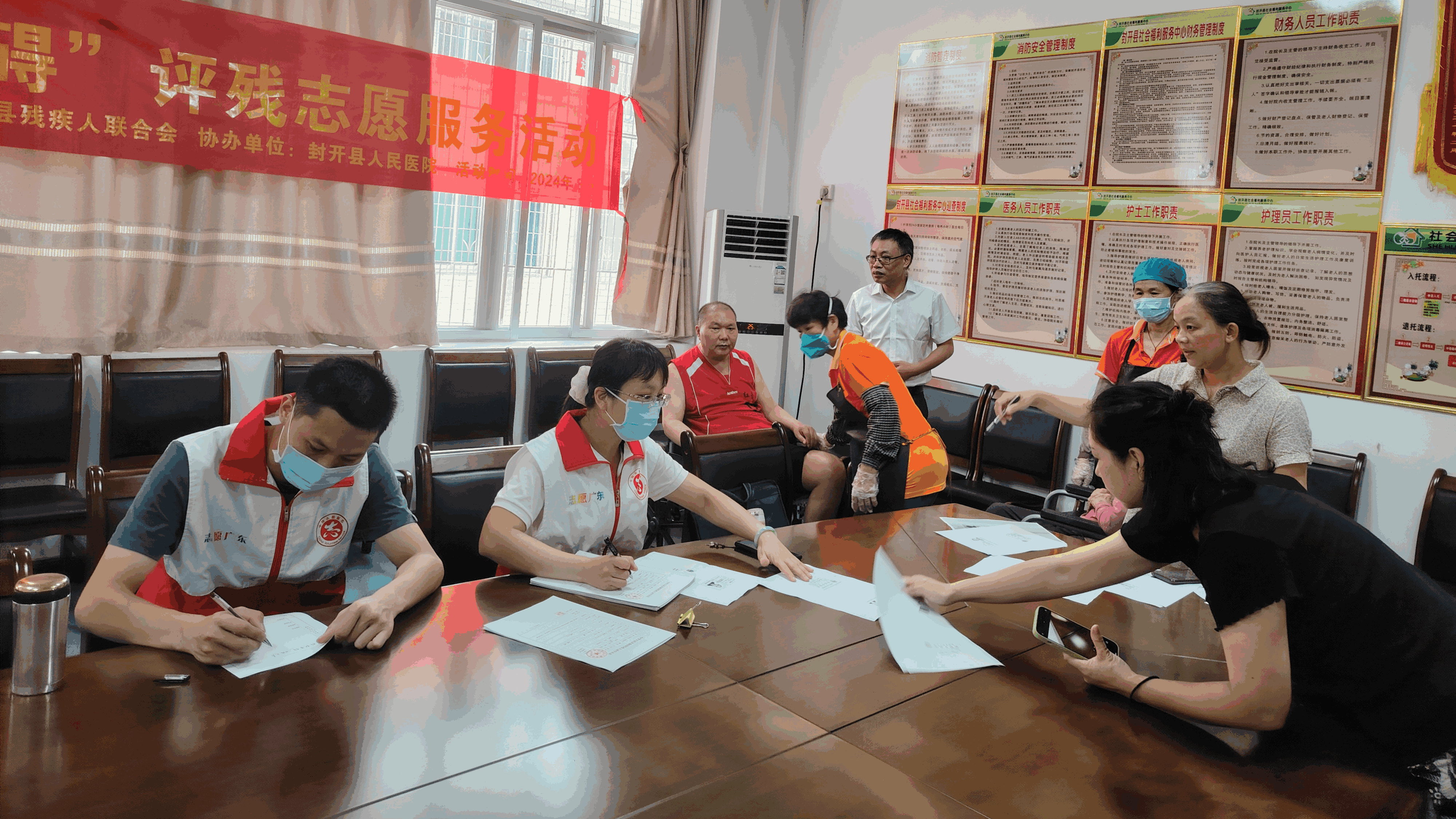 封开“情系养老院,爱心无障碍”为500余名群众提供入户办证服务