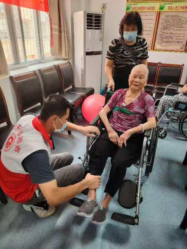 封开“情系养老院,爱心无障碍”为500余名群众提供入户办证服务