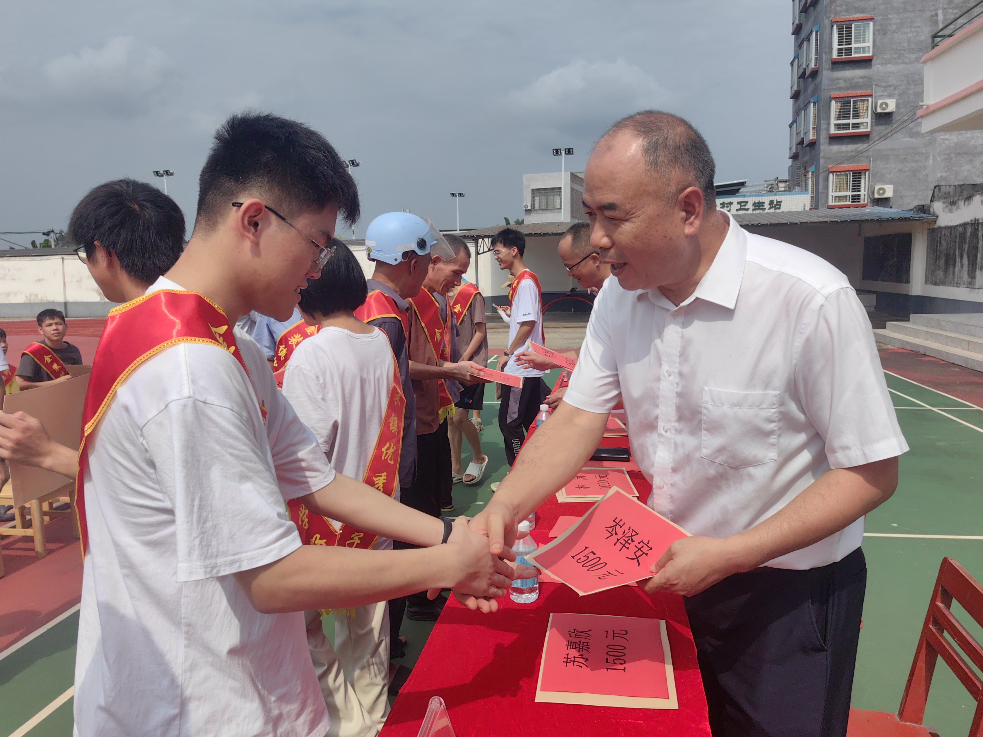 “乡村振兴封开农行暖心助学”活动助金装学子圆梦