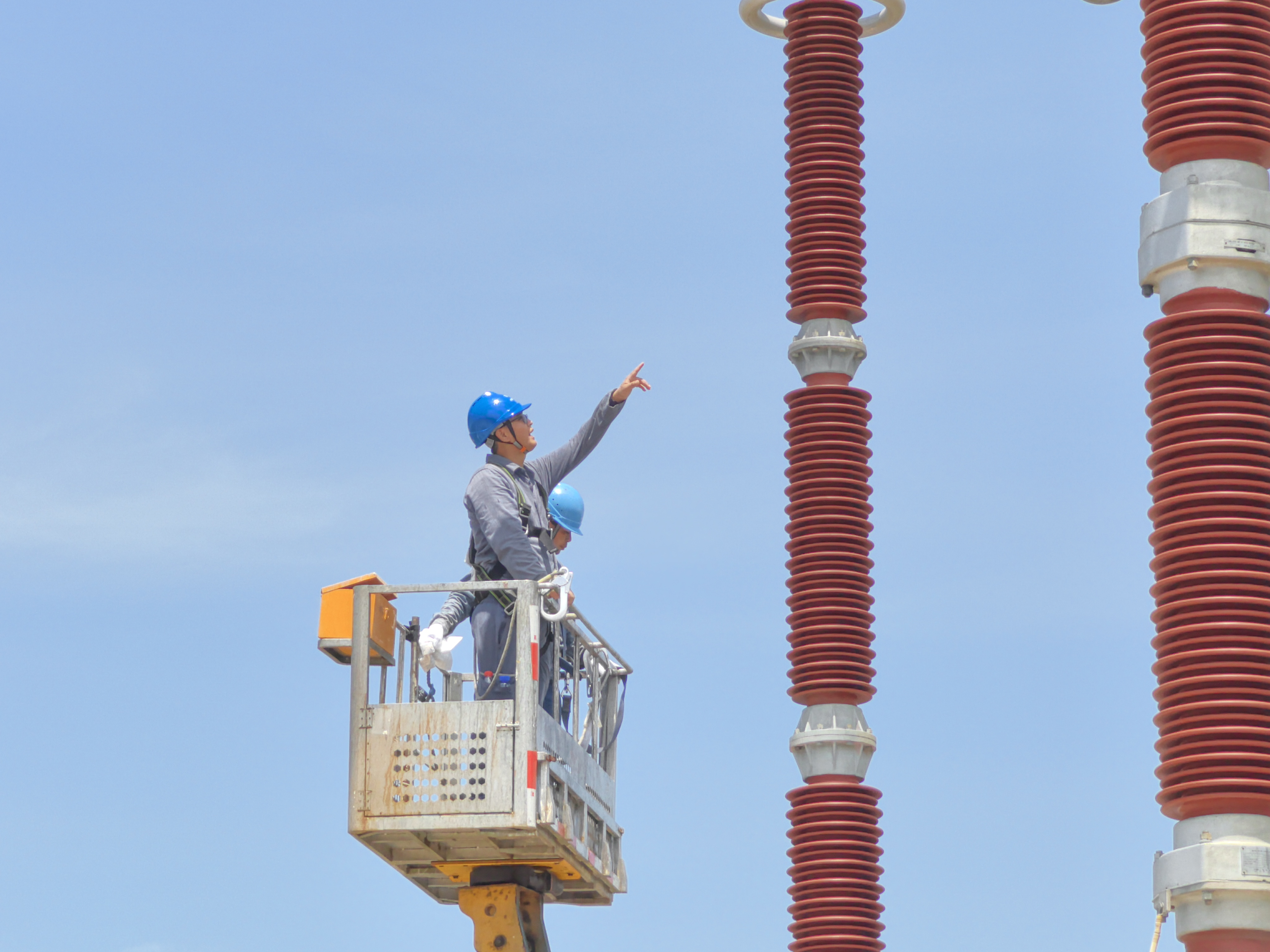 琼粤携手抗击台风“摩羯”支援抢修电网,赞写“万家灯火,南网情深”