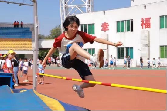 全国竞赛冠军团队助力驻地学校运动会锁定精彩瞬间