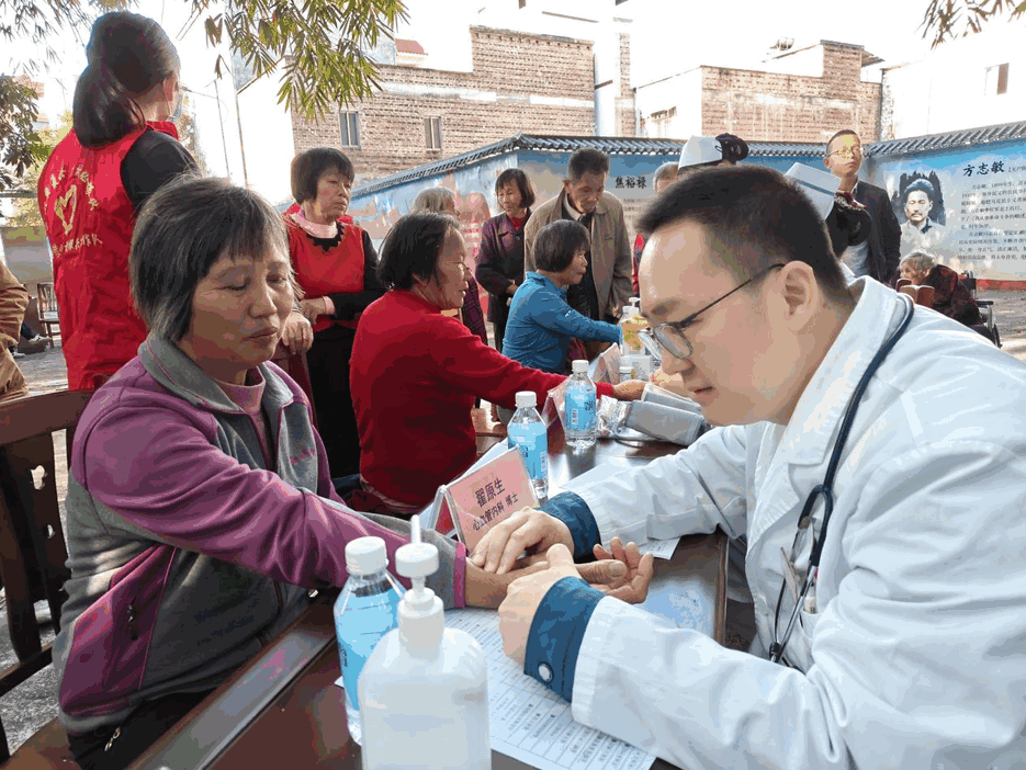 工作队携手省市专家“爱心义诊”到金装