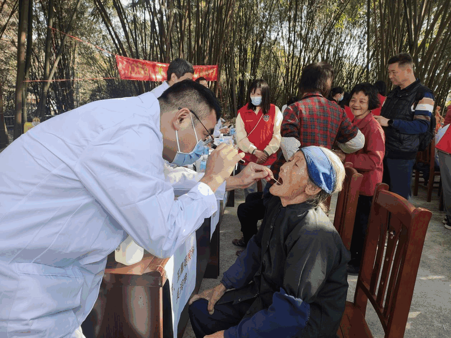 工作队携手省市专家“爱心义诊”到金装