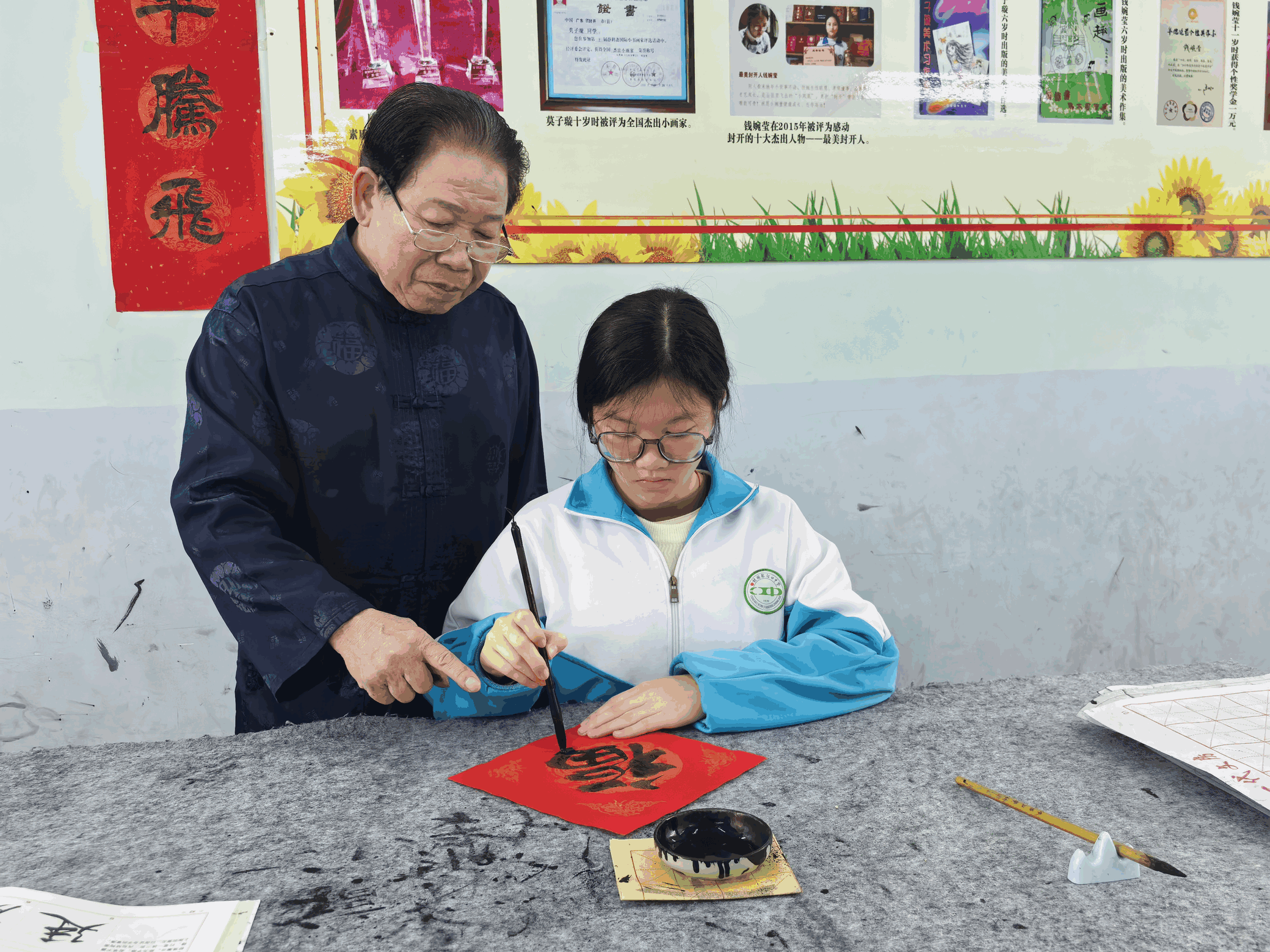 封开书画家莫石鸿绘出家乡情培育人才比翼双飞