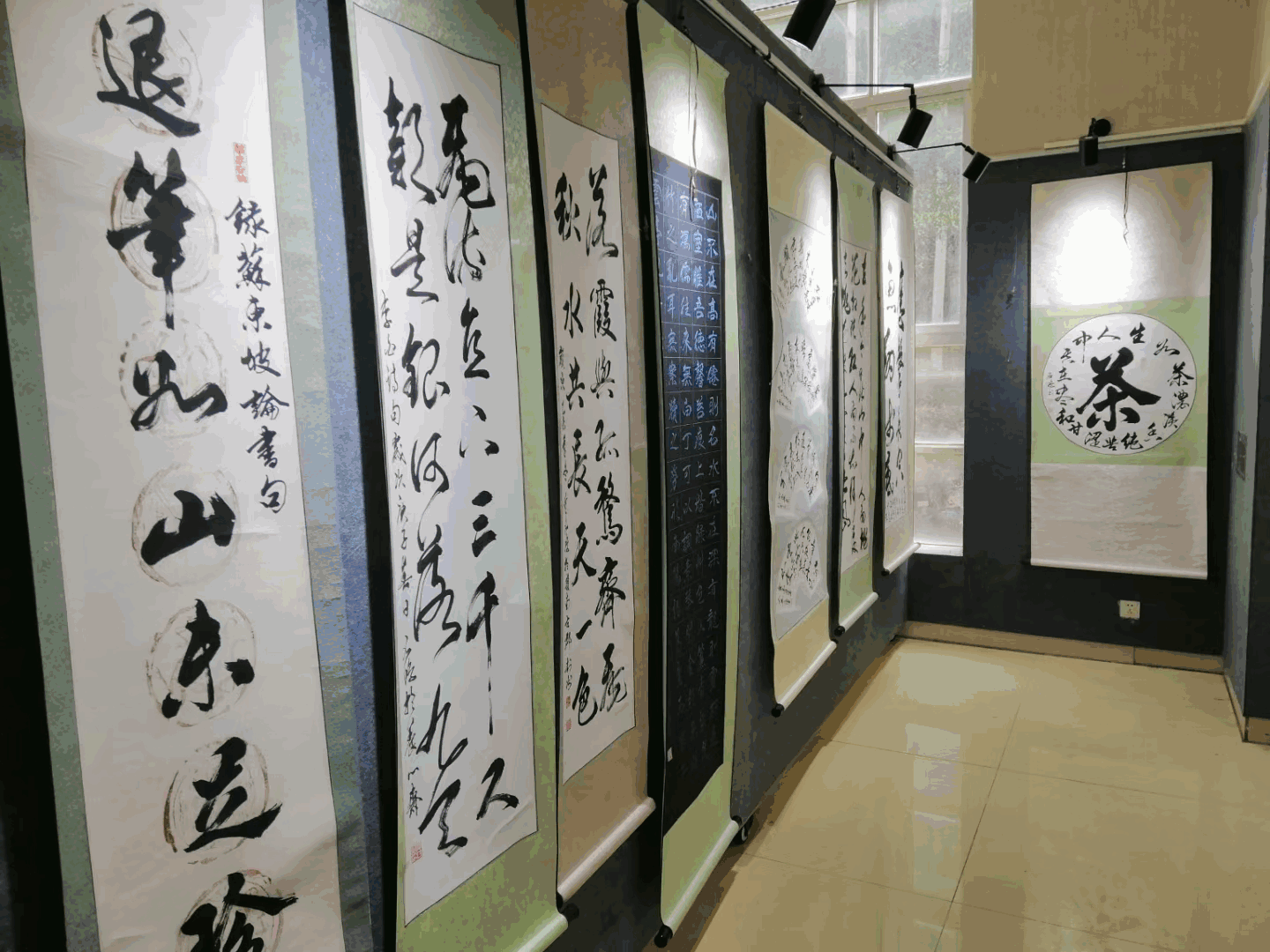 封开书画家莫石鸿绘出家乡情培育人才比翼双飞