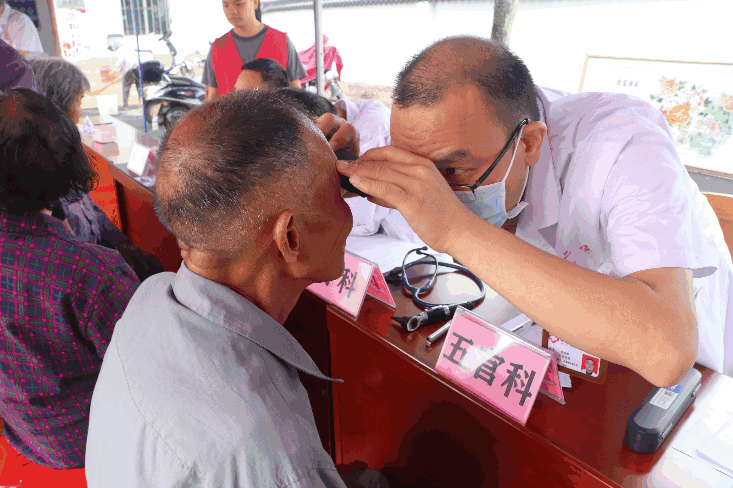 驻南丰镇帮镇扶村工作队携手医院惠民义诊开到“村路口”,送健康到“家门口”