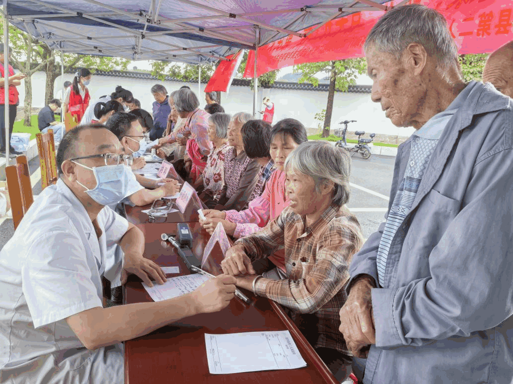 驻南丰镇帮镇扶村工作队携手医院惠民义诊开到“村路口”,送健康到“家门口”