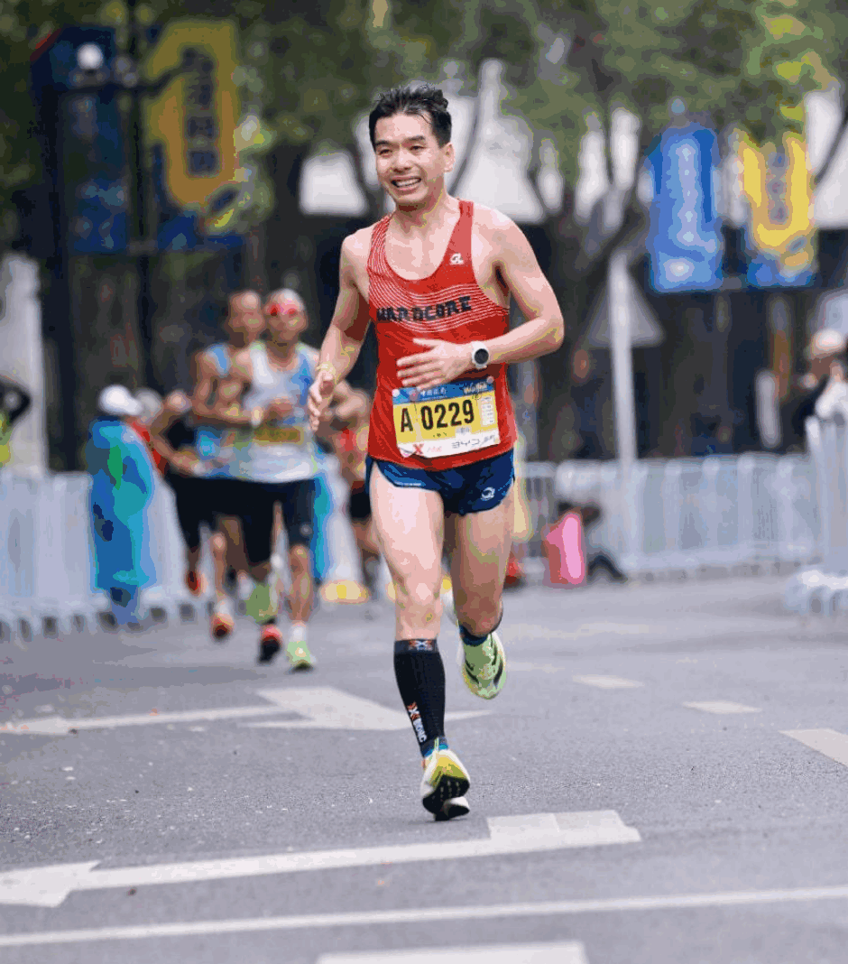 “鲲鹏径”全球铁人传奇之王鹏飞