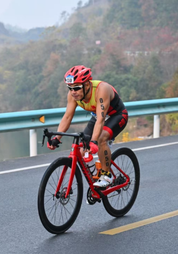 “鲲鹏劲”全球铁人传奇之郭磊的钢铁意志与平凡坚守—一位深圳拖车司机的226公里人生哲学