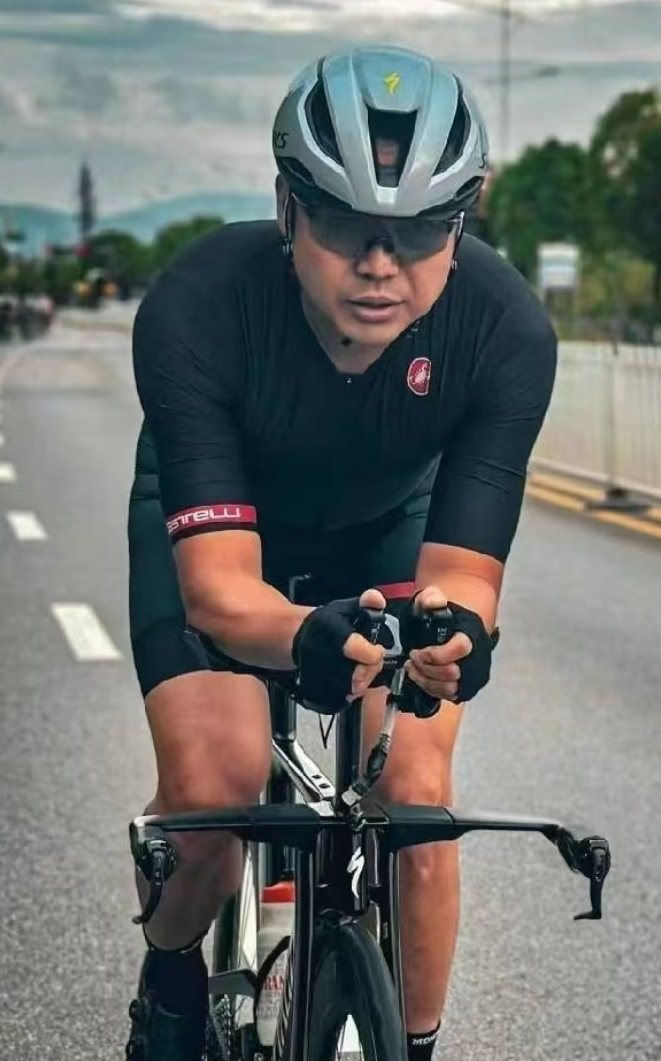 “鲲鹏径”全球铁人传奇之郑威:风雨中前行的追梦者