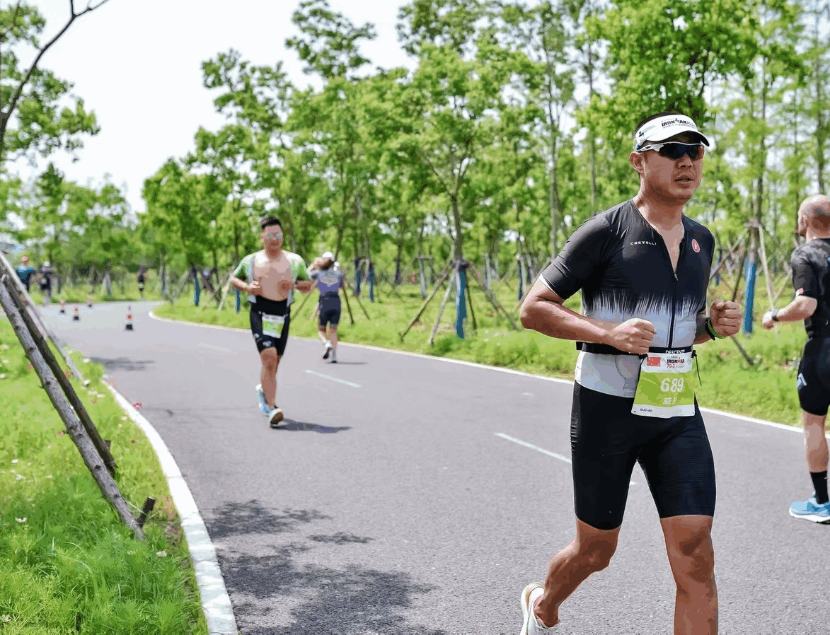 “鲲鹏径”全球铁人传奇之郑威:风雨中前行的追梦者
