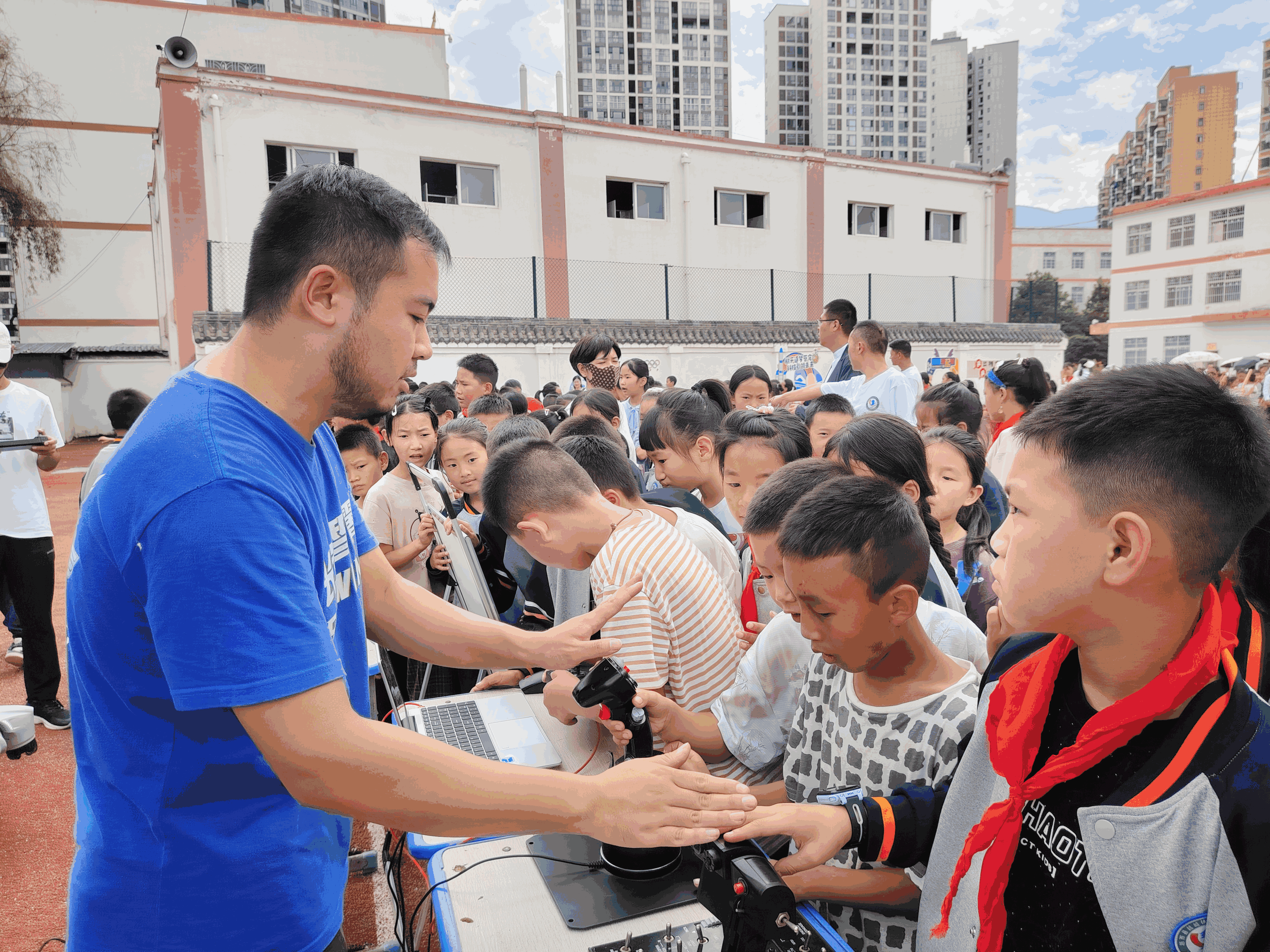 铭记历史，科技强国：越城镇中心校举行 首届科技节启动仪式