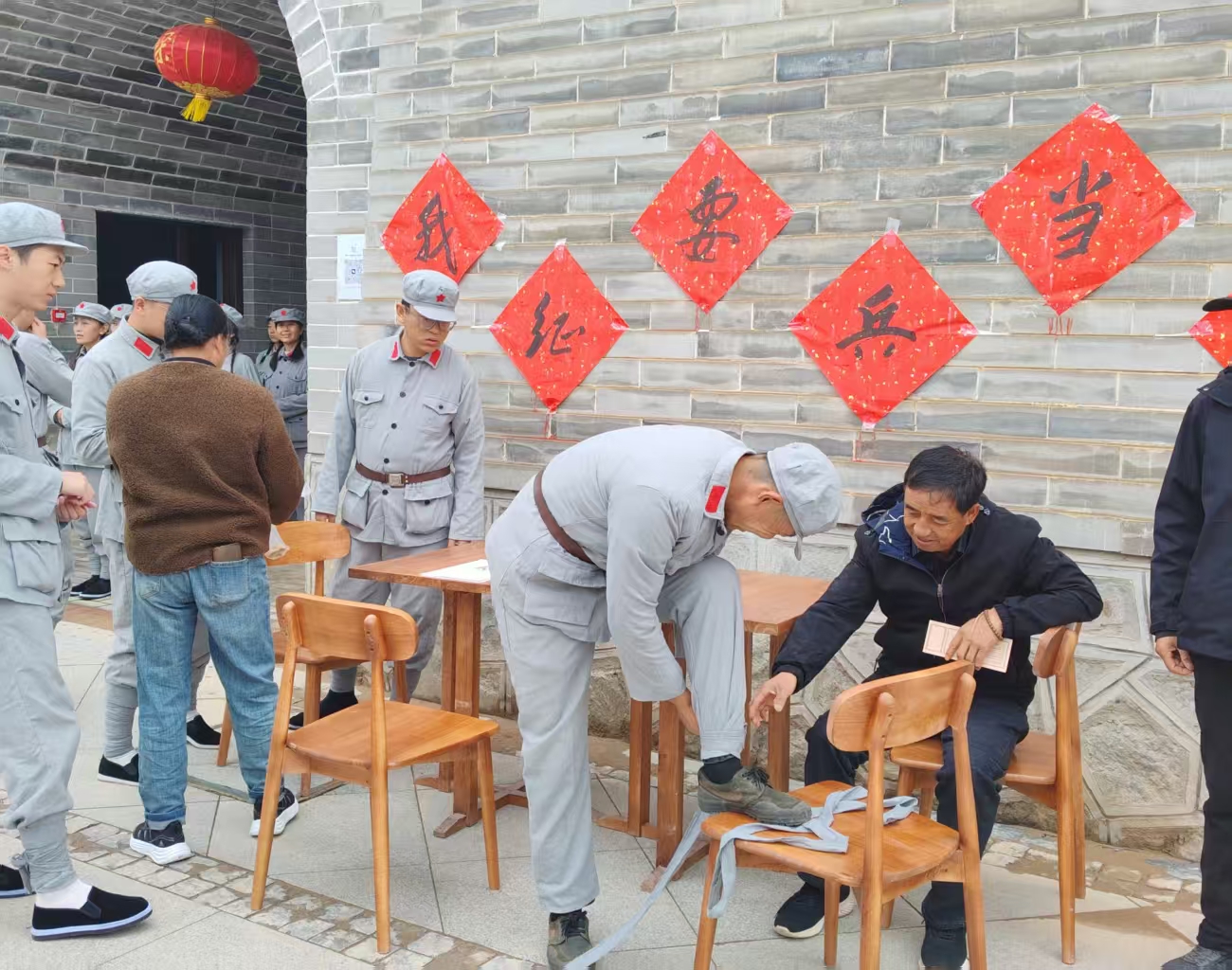 十一国庆“我在南梁当红军”活动掀起“重走长征路”热潮，红色基因薪火相传