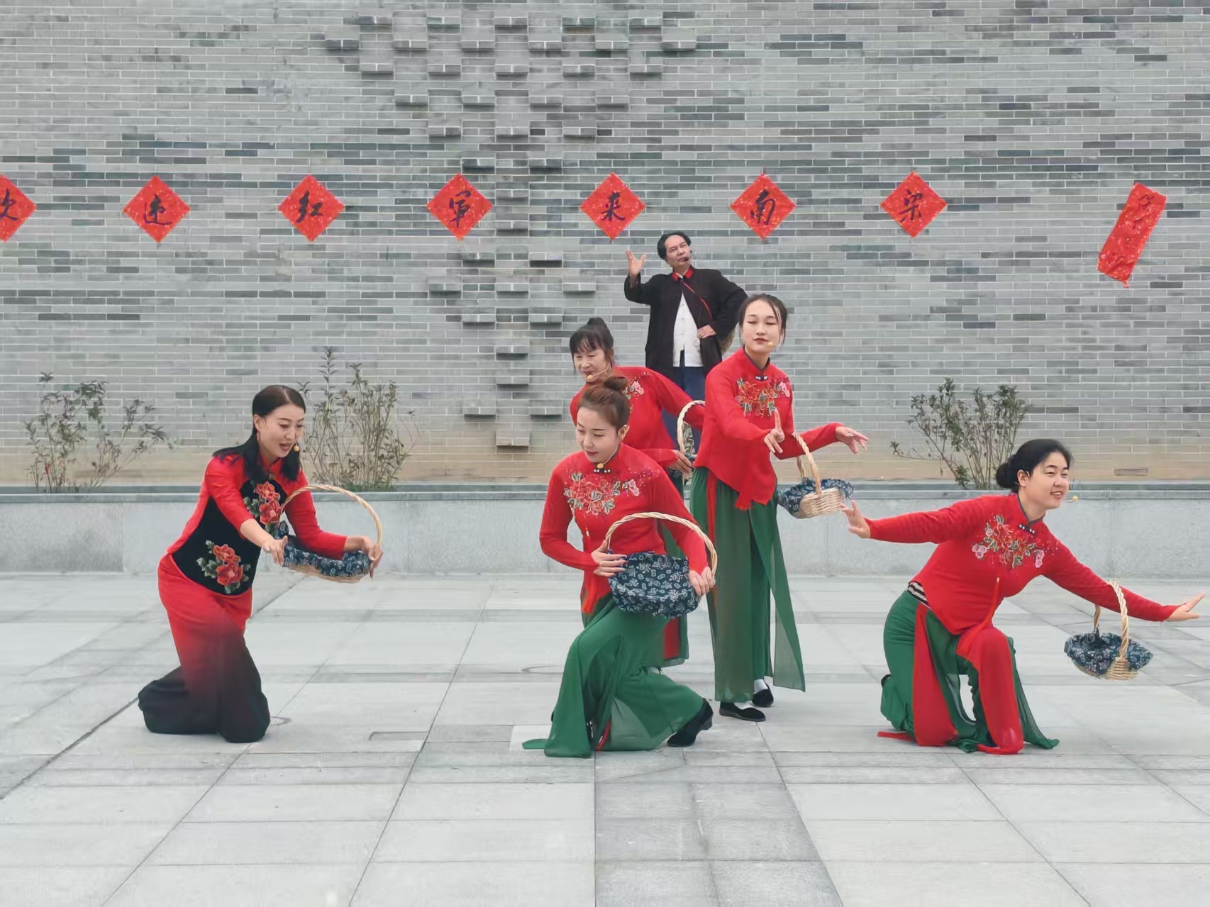 十一国庆“我在南梁当红军”活动掀起“重走长征路”热潮，红色基因薪火相传