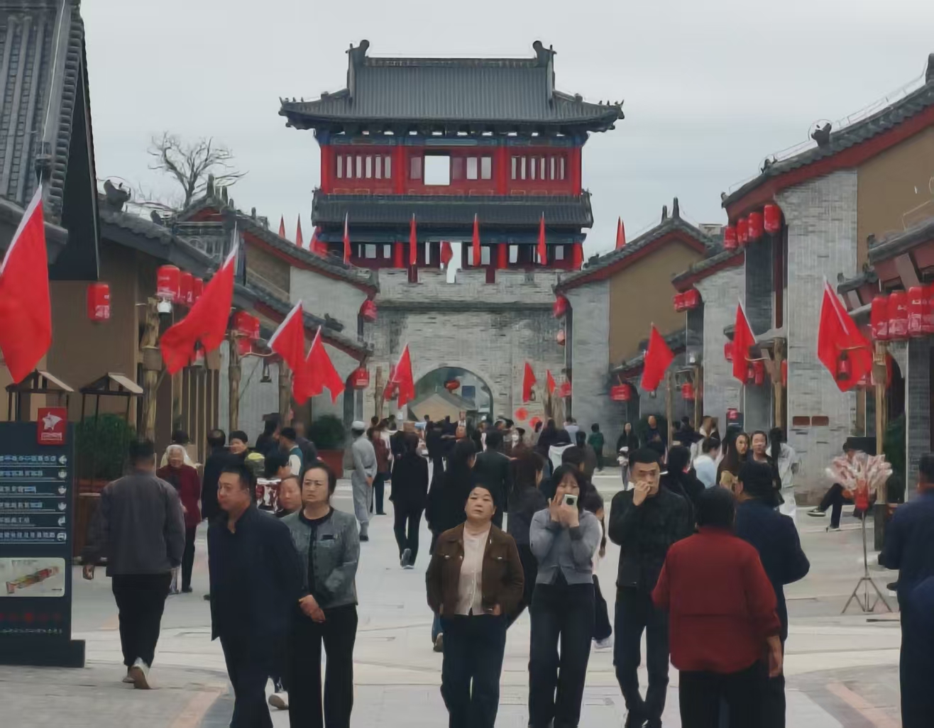 十一国庆“我在南梁当红军”活动掀起“重走长征路”热潮，红色基因薪火相传