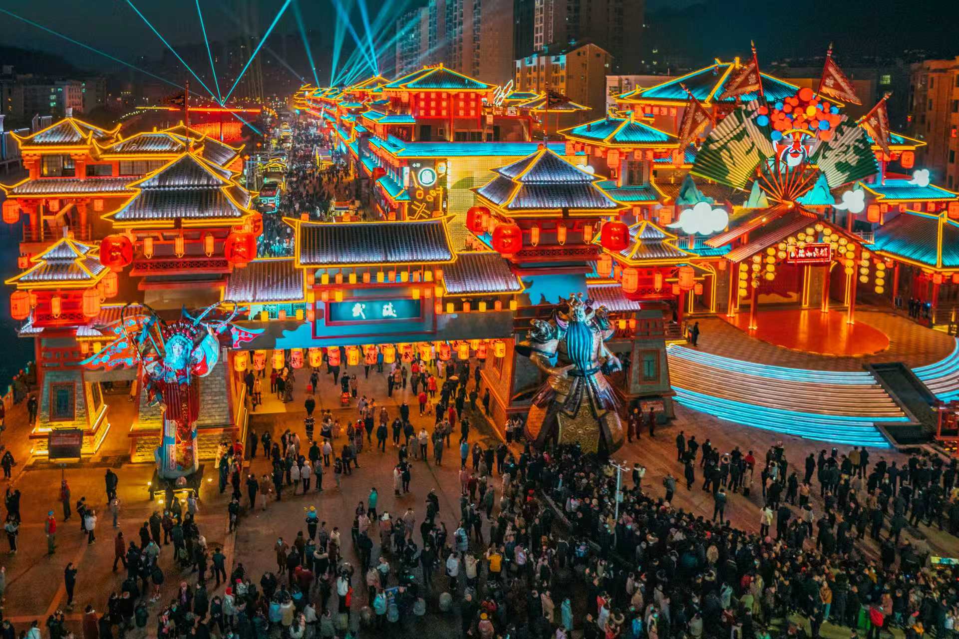 小街区激活消费引爆点  夜经济升腾城市烟火气 --竹溪县文旅赋能催生600年西关老街蝶变的实践与启示