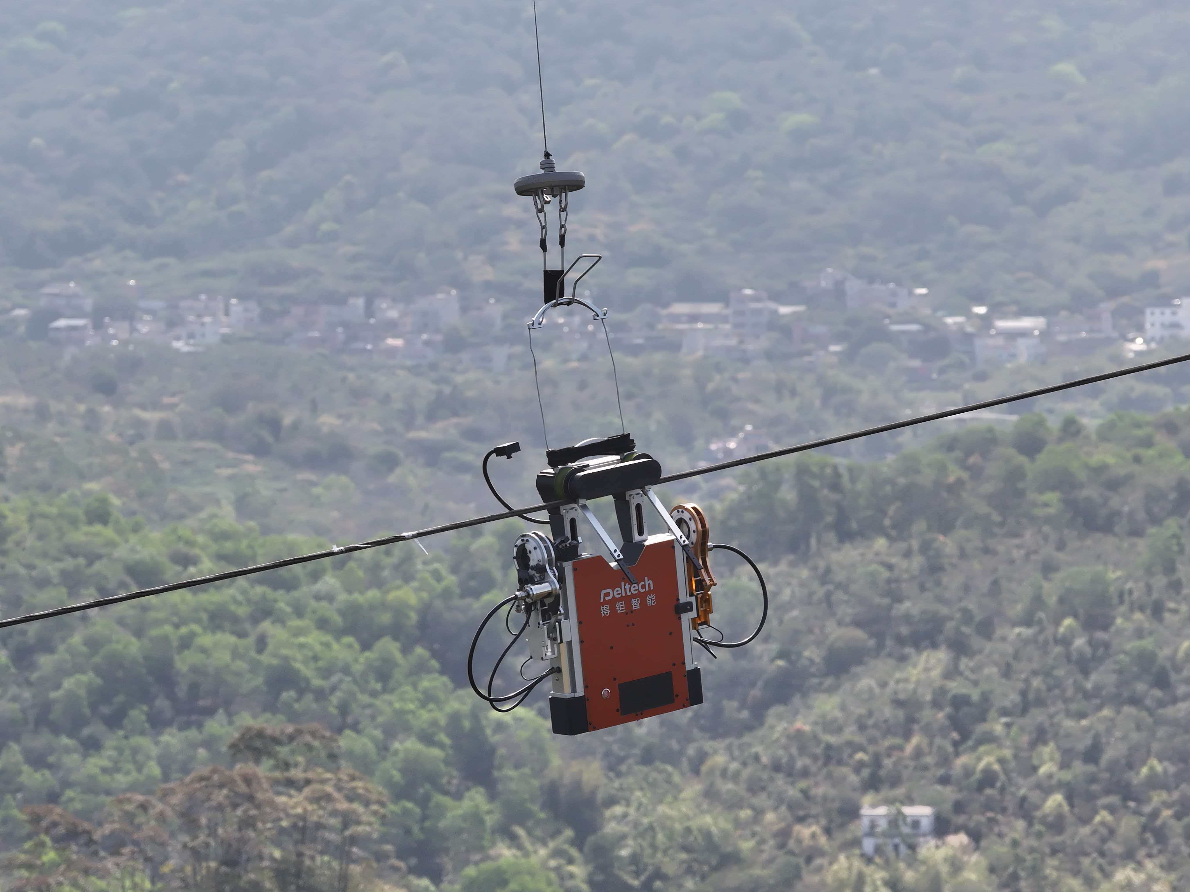 技术攻关获突破,机器人百米高空爬钢丝修电网立新功