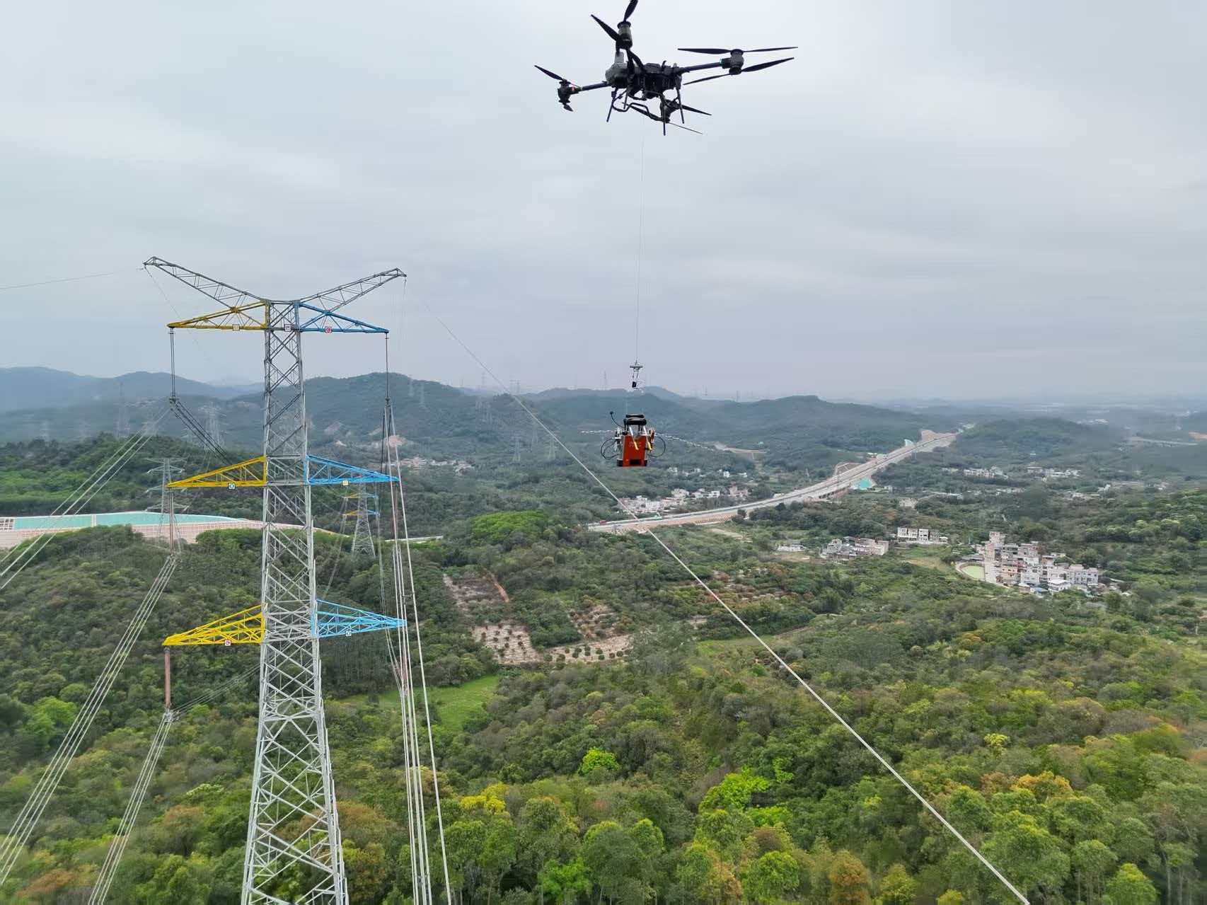 技术攻关获突破,机器人百米高空爬钢丝修电网立新功